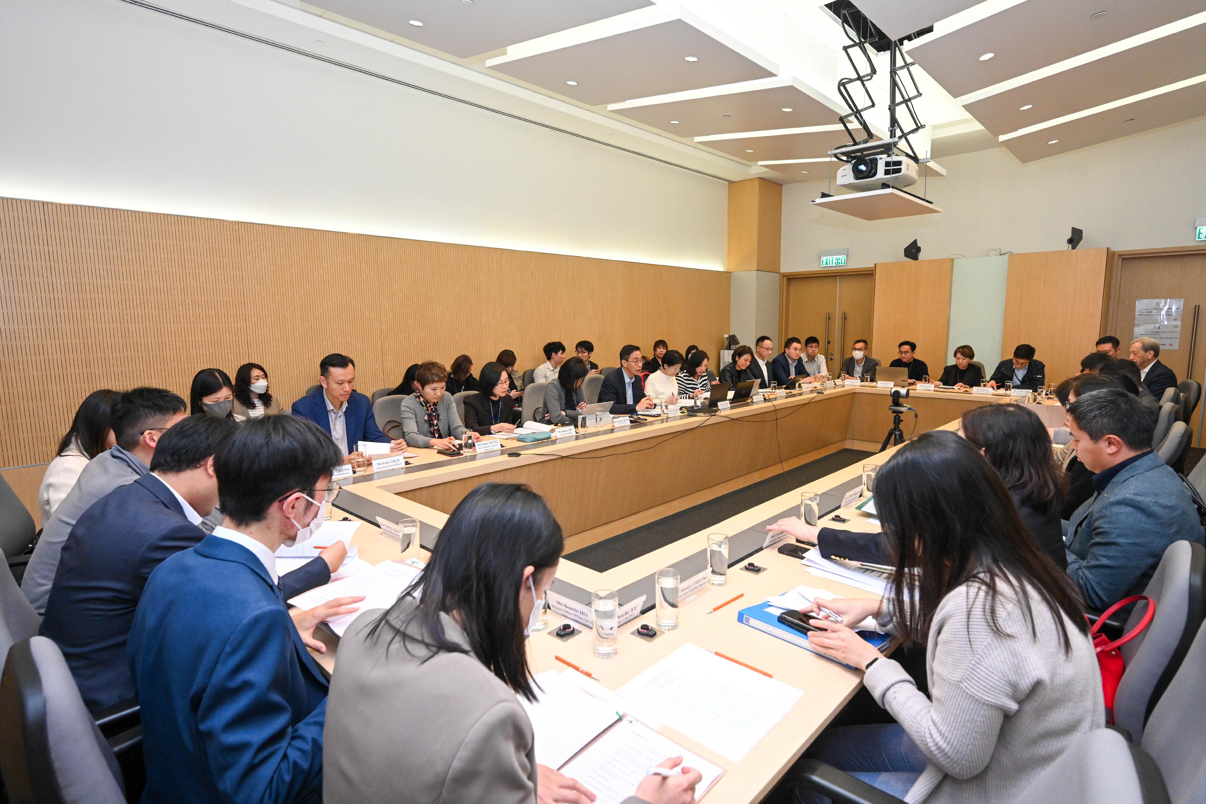 The Culture, Sports and Tourism Bureau convened a meeting today (January 15) to co-ordinate preparations for visitor arrivals to Hong Kong during the Chinese New Year Golden Week, and discussed with representatives of various units on the arrangements for the visitor arrivals.