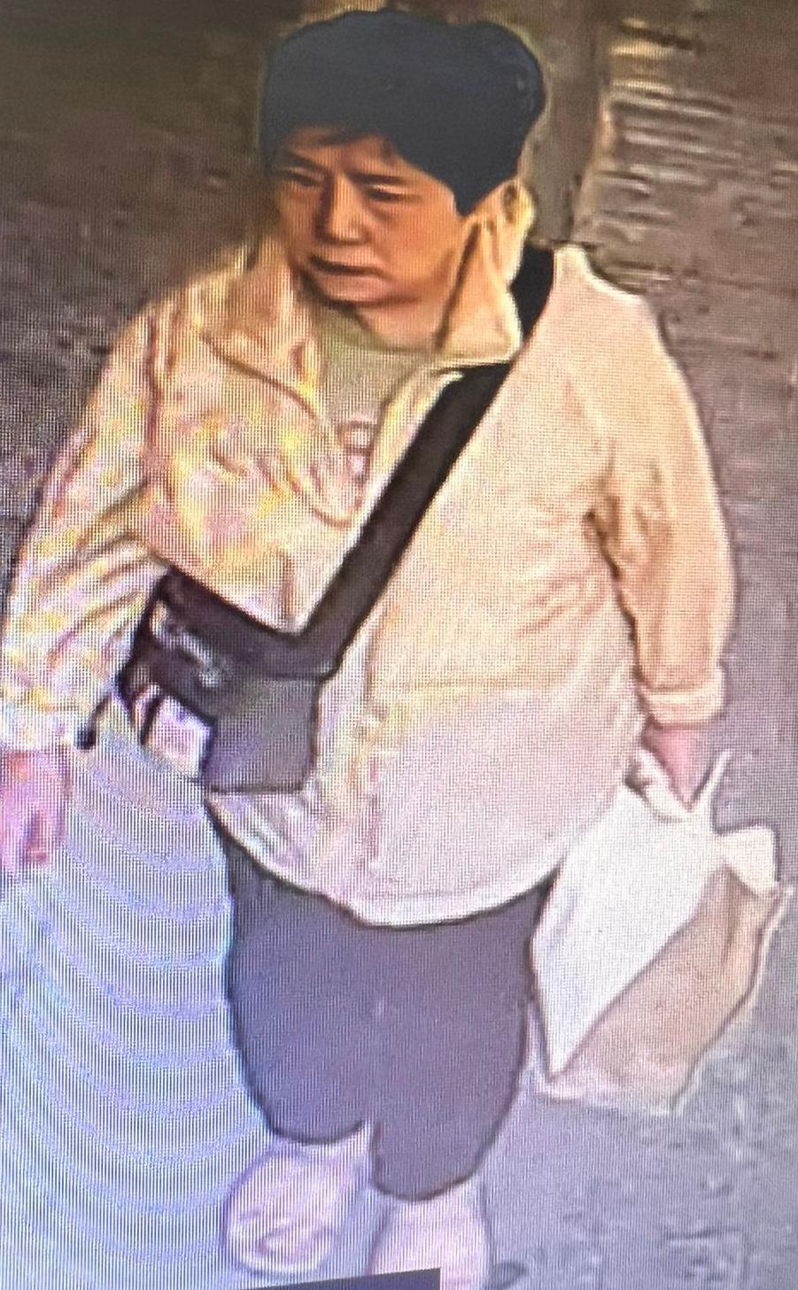 Ling Tsui-ying, aged 71,is about 1.6 metres tall, 60 kilograms in weight and of medium build. She has a round face with yellow complexion and short black hair. She was last seen wearing a yellow jacket, black trousers, pink slippers and carrying a white recycle bag and a black sling bag.