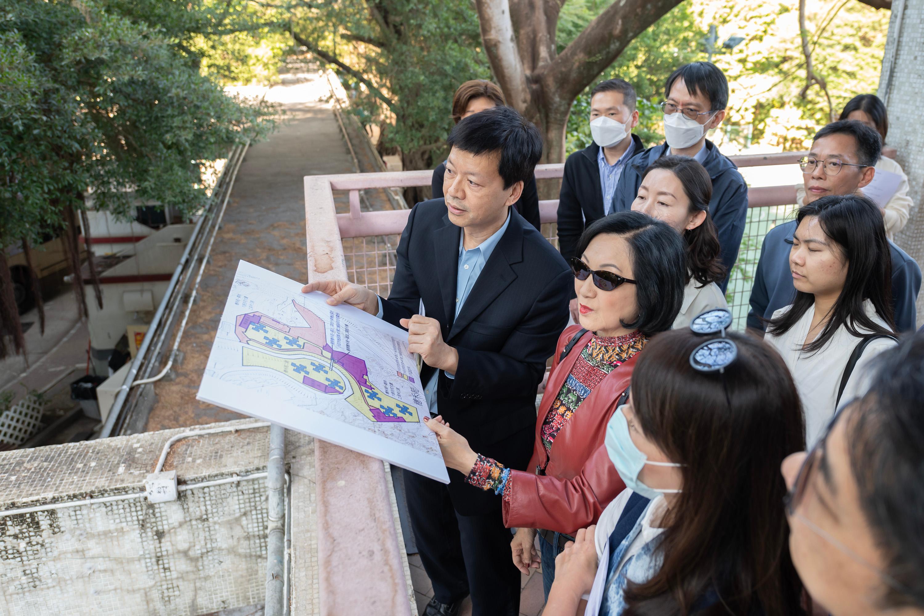 Legislative Council Members visited two Home Ownership Scheme courts today (January 15) to follow up on issues raised by a deputation relating to the community facilities therein upon the divestment of properties by the Housing Authority to Link Real Estate Investment Trust. Photo shows Members observing the lifts in Sui Wo Court Commercial Centre.