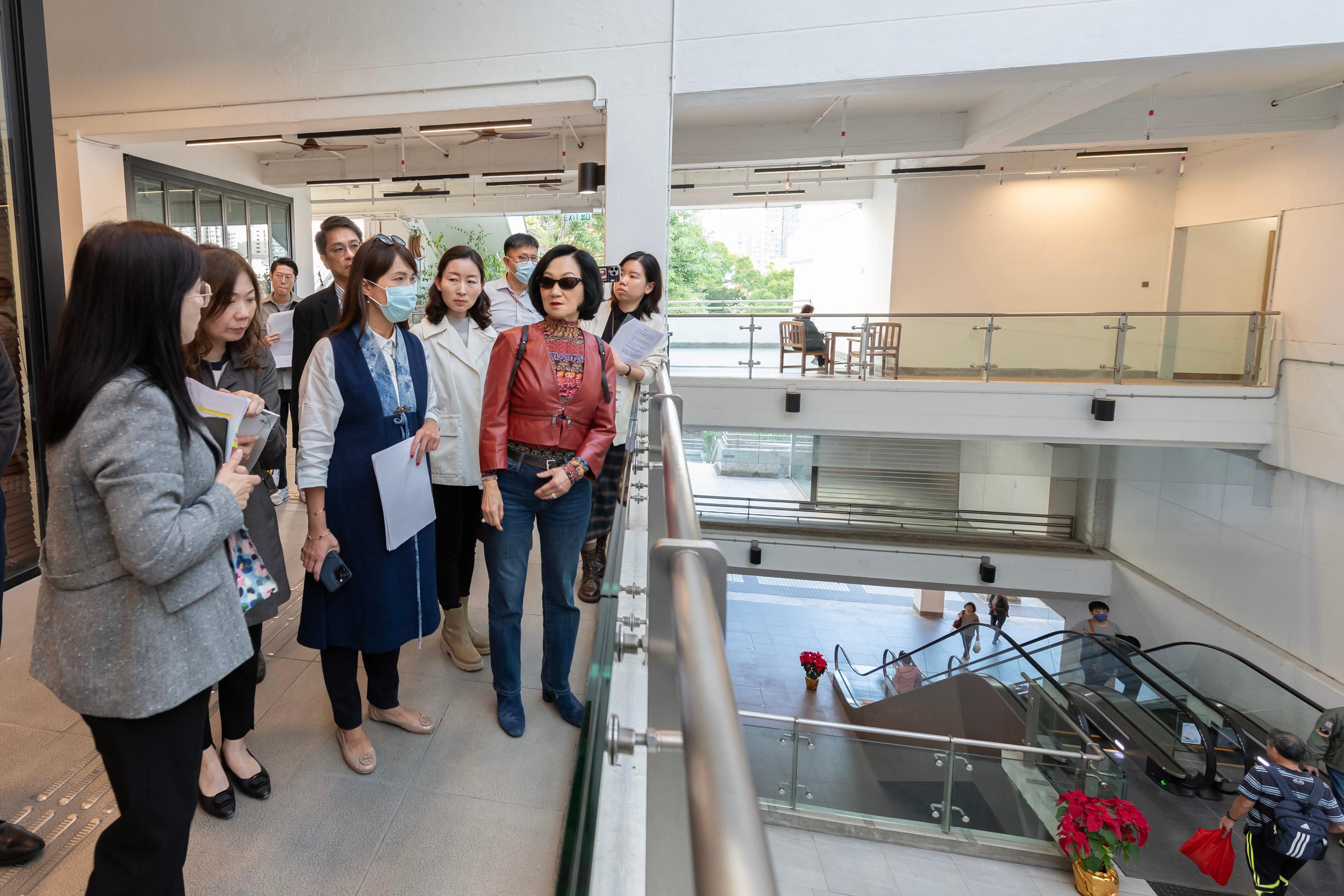 Legislative Council Members visited two Home Ownership Scheme courts today (January 15) to follow up on issues raised by a deputation relating to the community facilities therein upon the divestment of properties by the Housing Authority to Link Real Estate Investment Trust. Photo shows Members observing Tin Ma Court Commercial Centre.