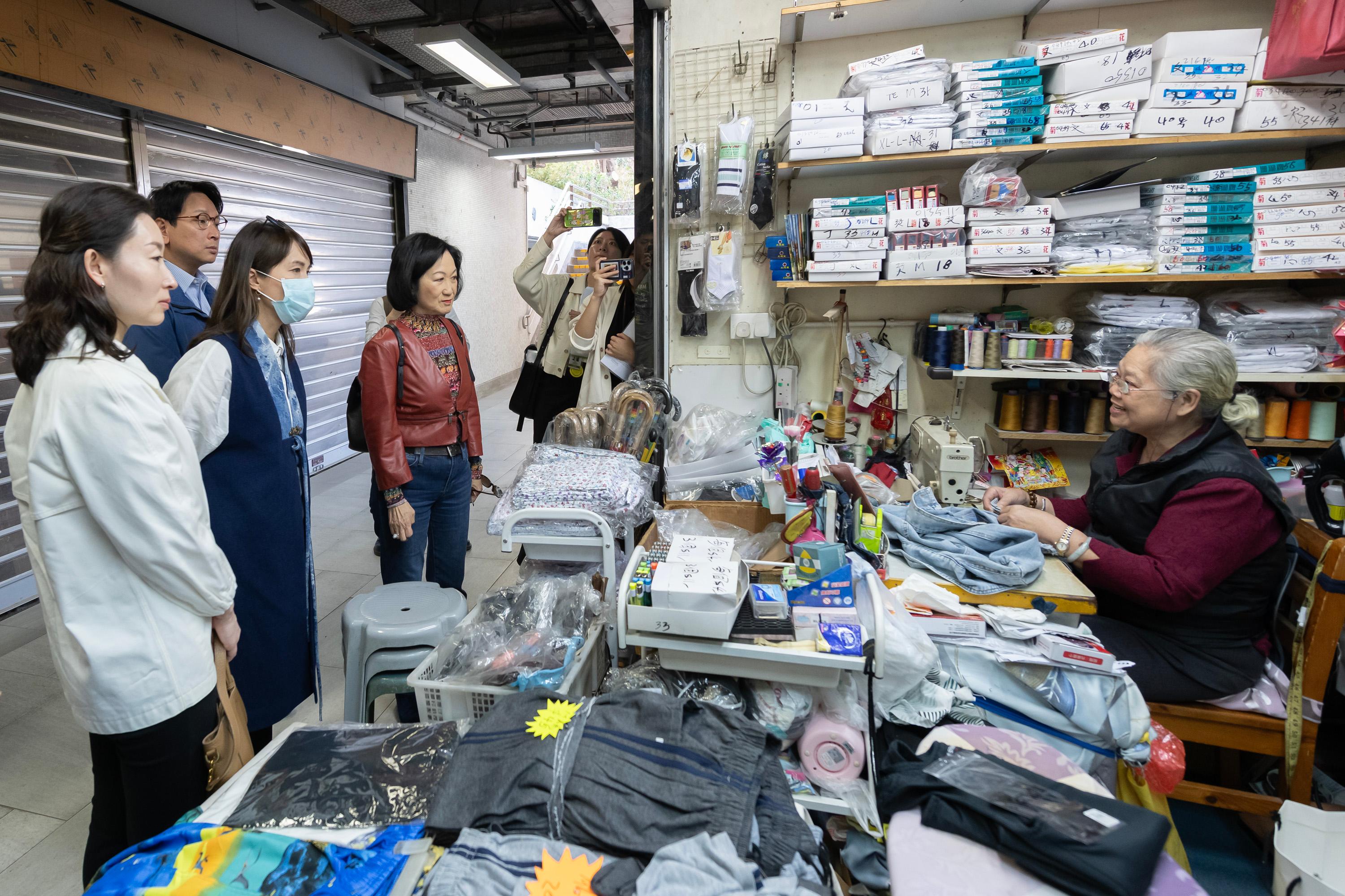 Legislative Council Members visited two Home Ownership Scheme courts today (January 15) to follow up on issues raised by a deputation relating to the community facilities therein upon the divestment of properties by the Housing Authority to Link Real Estate Investment Trust. Photo shows Members exchanging views with a shop operator in Tin Ma Court Commercial Centre.