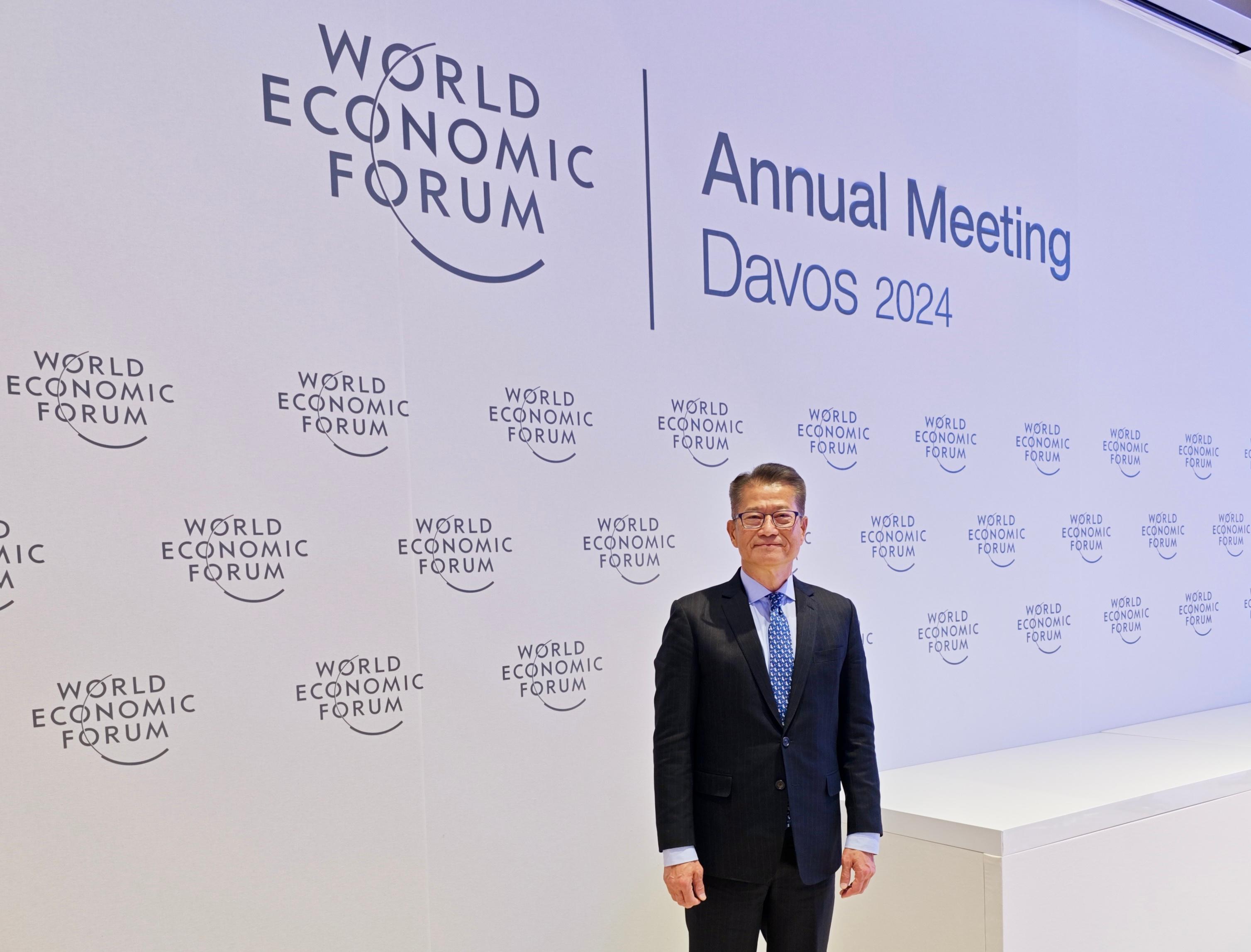 財政司司長陳茂波昨日（達沃斯時間一月十五日）抵達瑞士達沃斯，參與世界經濟論壇2024年年會。