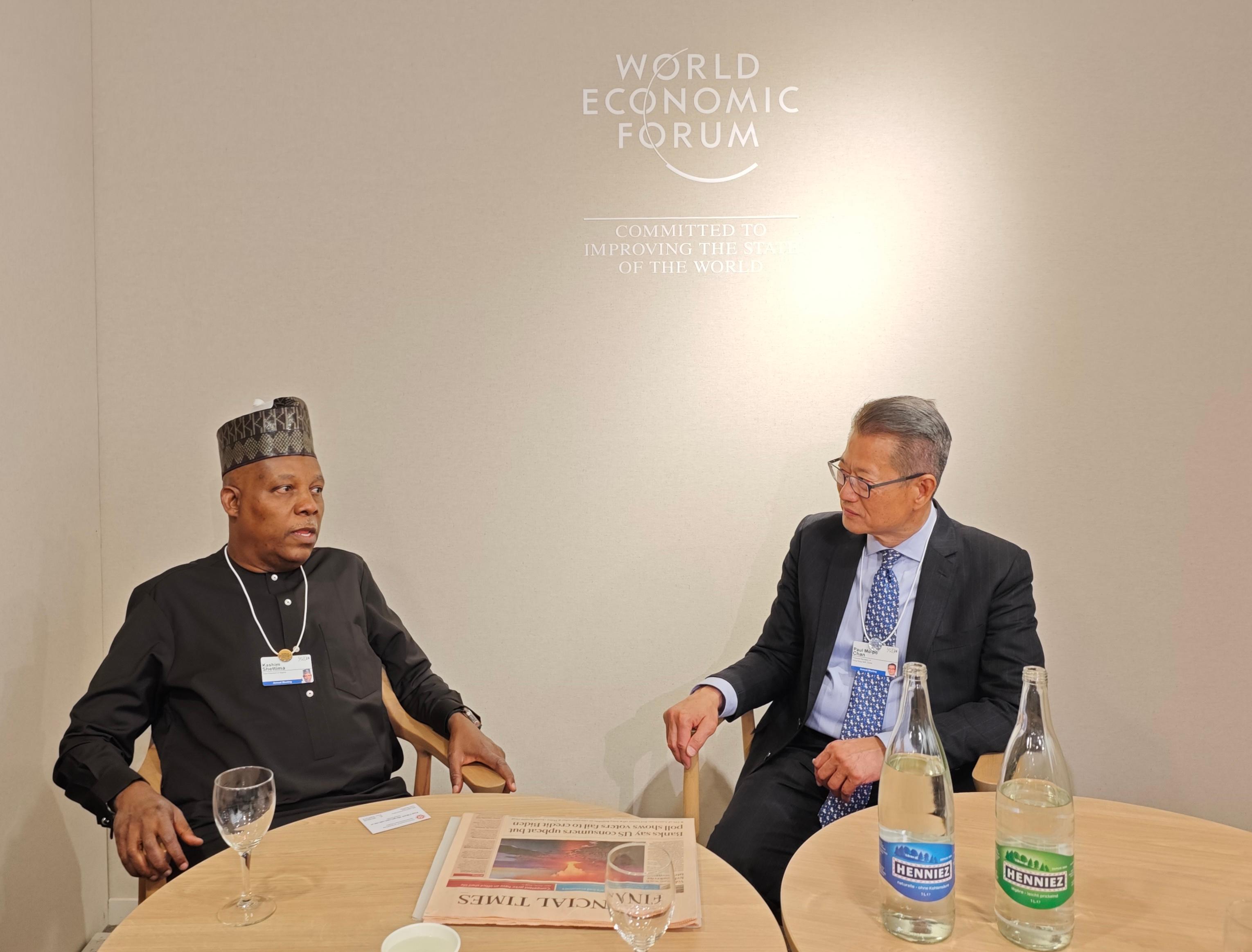 財政司司長陳茂波（右）於一月十五日（達沃斯時間）在瑞士達沃斯出席世界經濟論壇年會期間，與尼日利亞副總統謝蒂馬（左）會面。