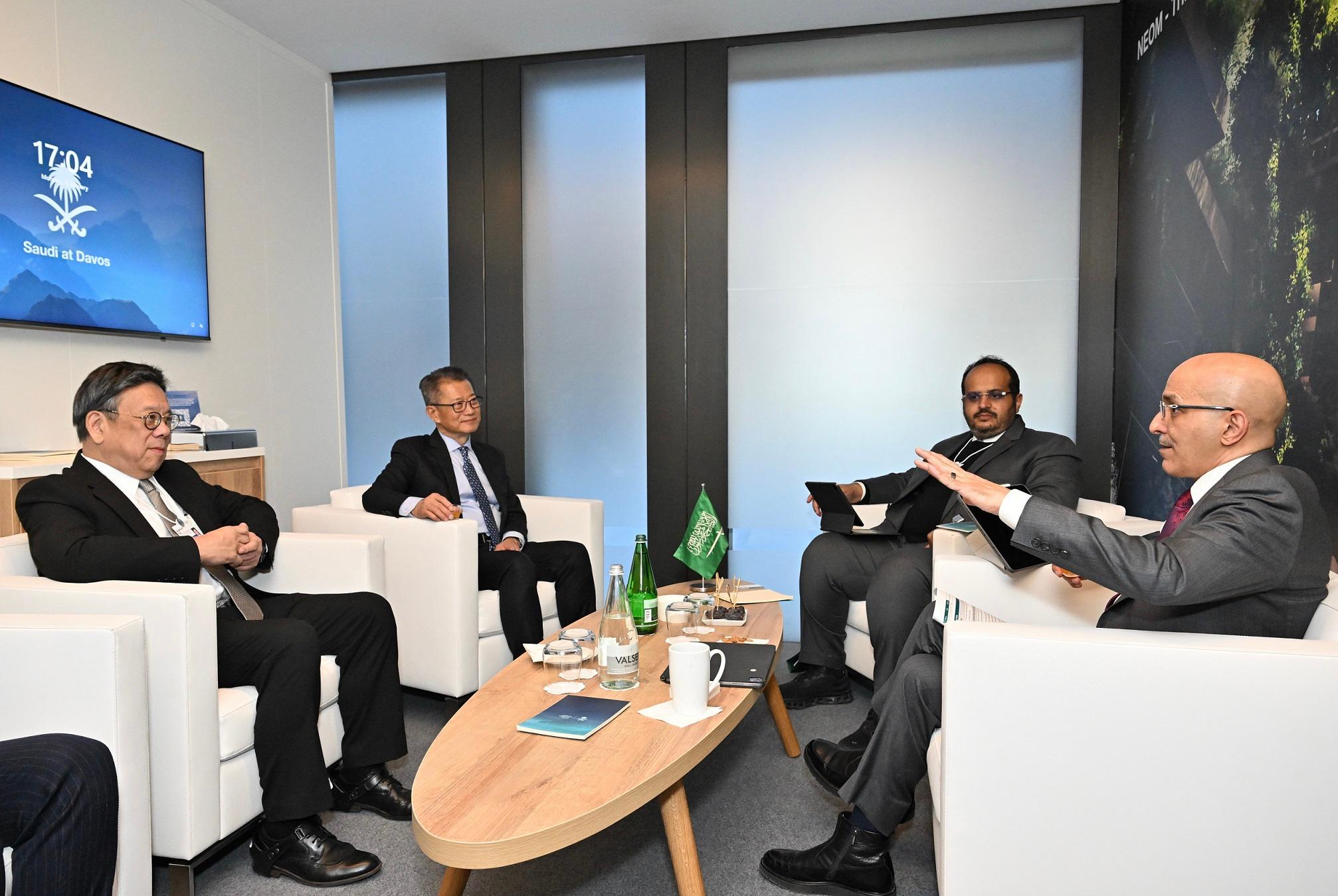 財政司司長陳茂波（左二）和商務及經濟發展局局長丘應樺（左一）於一月十五日（達沃斯時間）在瑞士達沃斯出席世界經濟論壇年會期間，與沙特阿拉伯財政部長Mohammed Al-Jadaan（右一）會面。