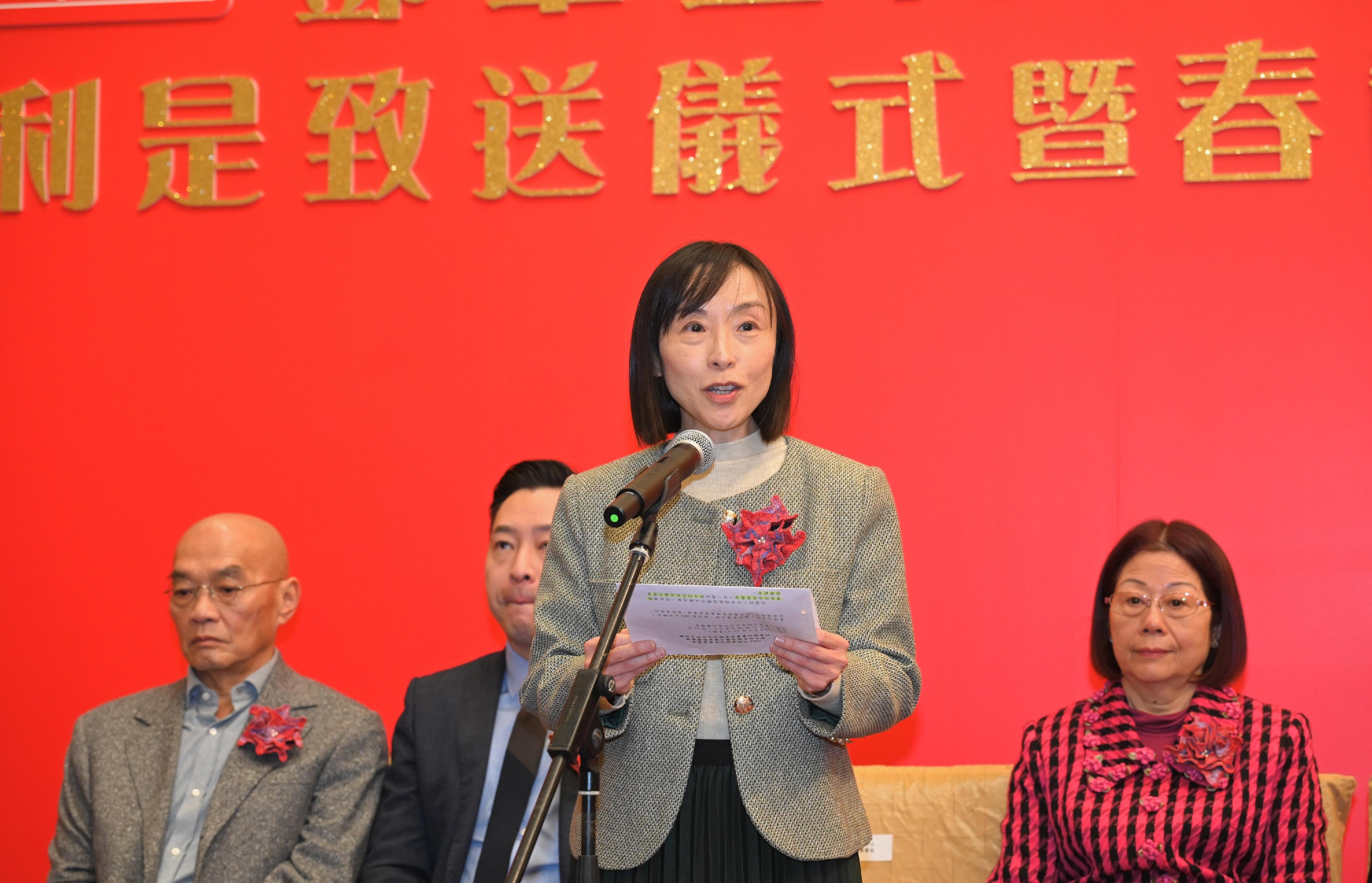 The Social Welfare Department and the Management Committee of the Tang Shiu Kin and Ho Tim Charitable Fund today (January 16) hosted a spring reception for the elderly and presented lai see packets to them in celebration of the upcoming Lunar New Year. Photo shows the Director of Social Welfare, Miss Charmaine Lee, speaking at the spring reception and wishing all participating elderly a healthy and happy new year.
