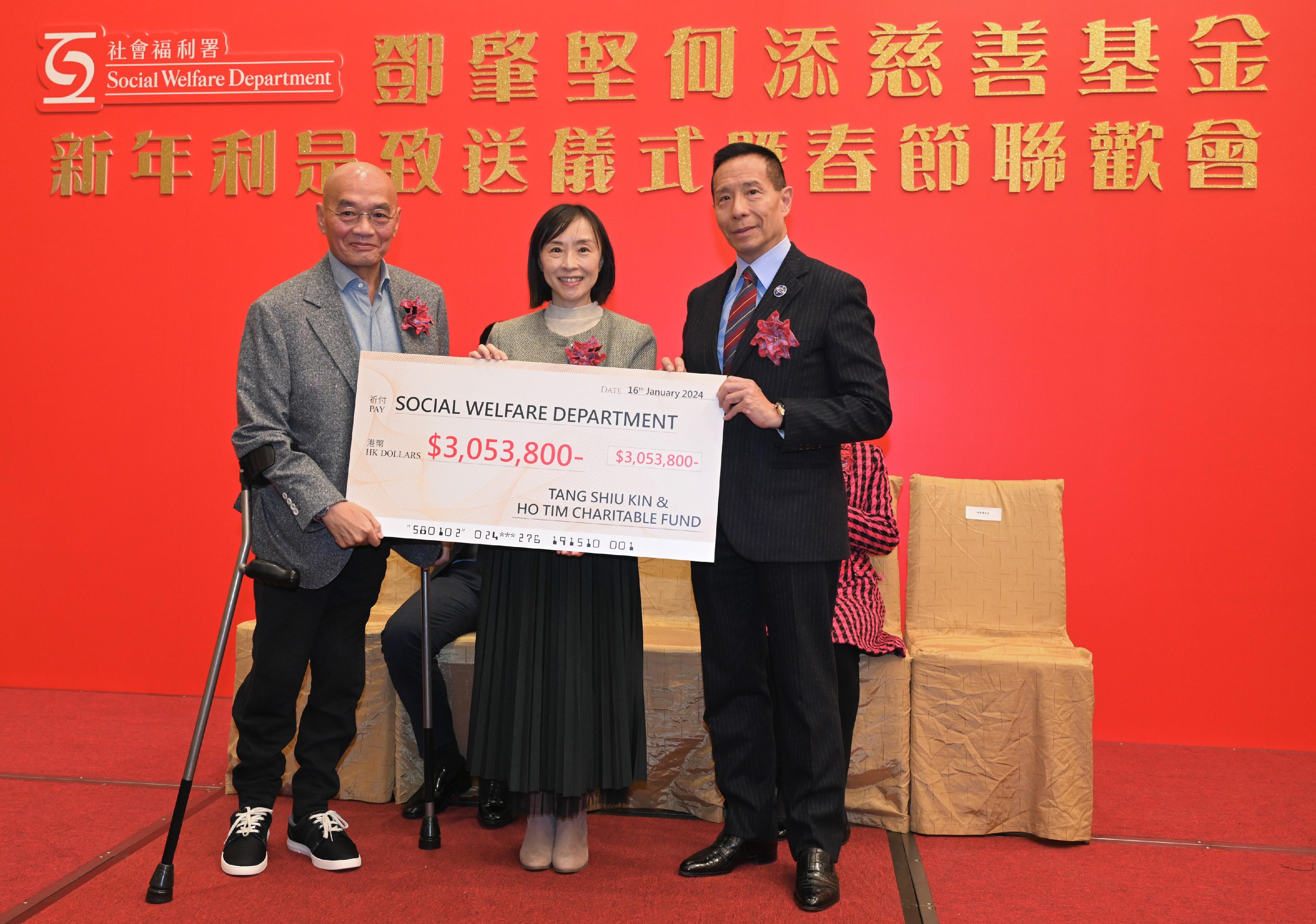 The Social Welfare Department and the Management Committee of the Tang Shiu Kin and Ho Tim Charitable Fund (the Fund) today (January 16) hosted a spring reception for the elderly and presented lai see packets to them in celebration of the upcoming Lunar New Year. Photo shows the Director of Social Welfare, Miss Charmaine Lee (centre), receiving a cheque from the advisors to the Fund, Mr Richard Tang (right) and Mr Hamilton Ho (left).