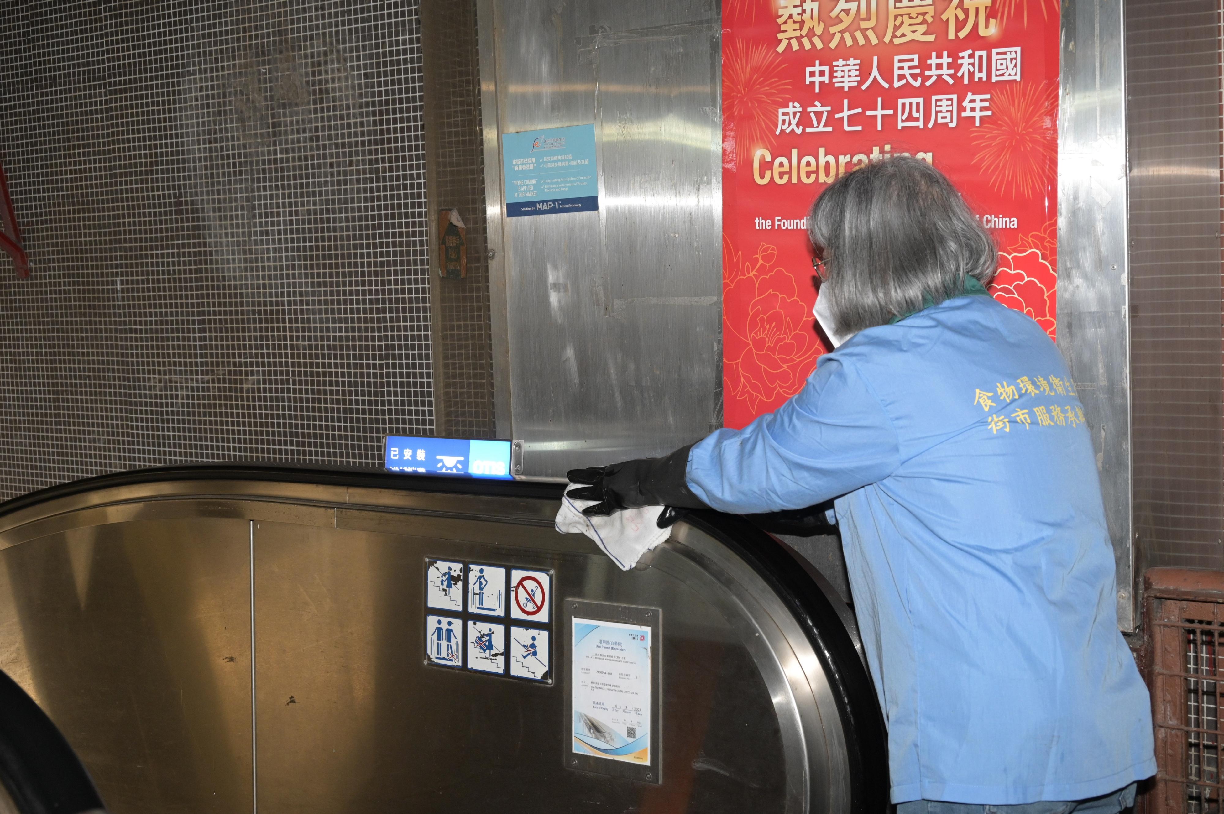 食物環境衞生署今日（一月十六日）起在全港各區展開歲晚清潔大行動，期間將會加強清潔其管理的設施，包括公眾街市、熟食中心、小販市場、公廁、垃圾收集站等。圖示清潔工人加強清潔公眾街市。