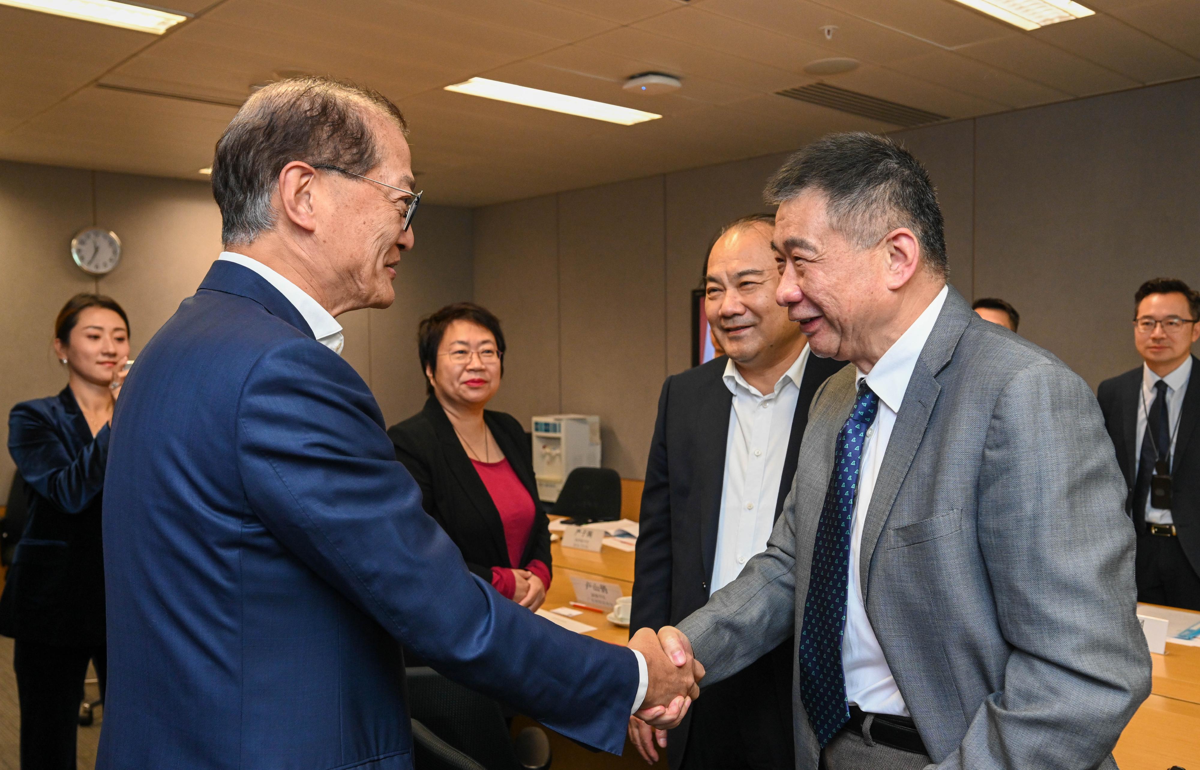 醫務衞生局局長盧寵茂教授（左一）今日（一月十六日）與廣東省醫院協會會長黃力教授（右一）會面。