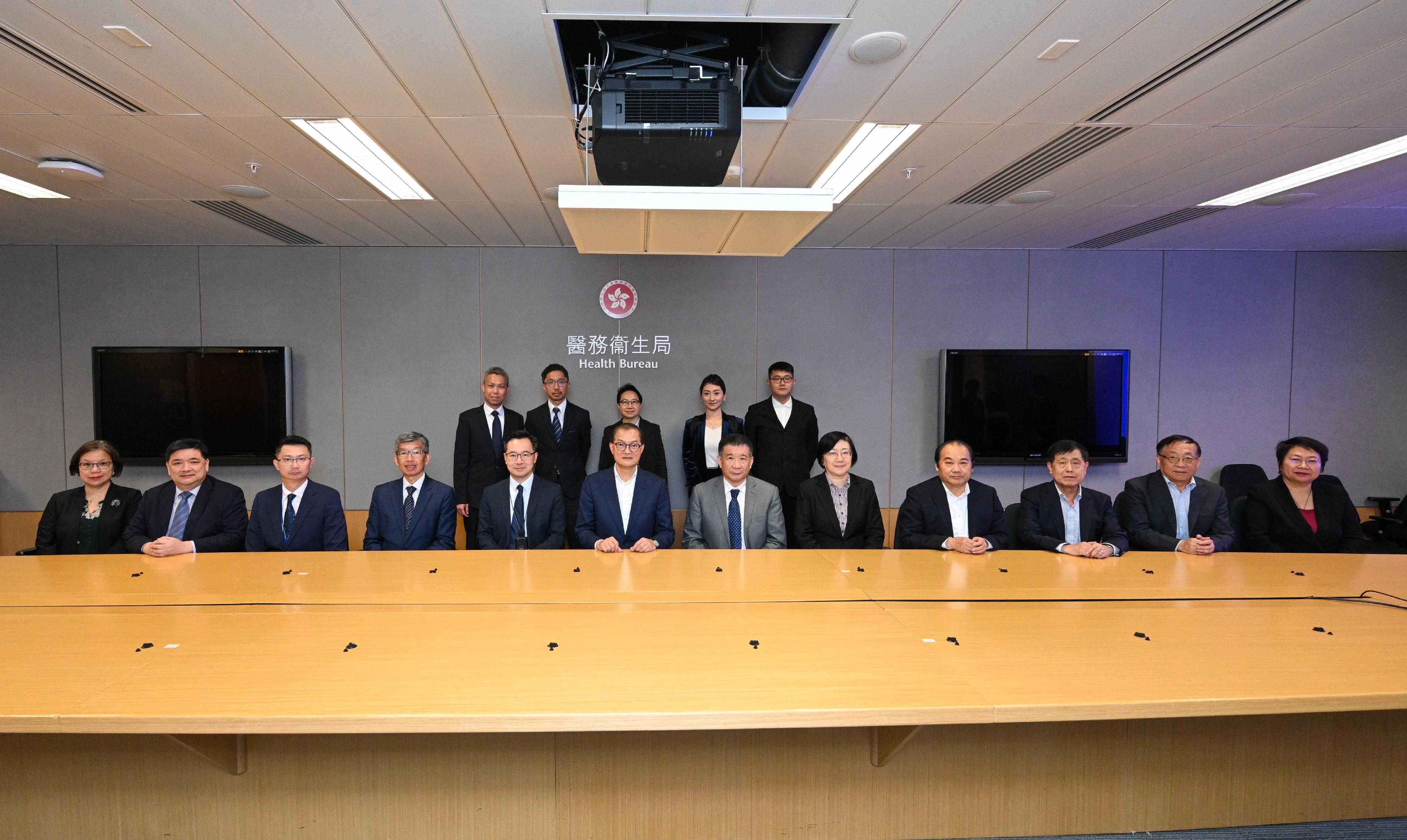 The Secretary for Health, Professor Lo Chung-mau, met with a delegation led by the President of the Guangdong Province Hospital Association, Professor Huang Li, today (January 16). Photo shows Professor Lo (front row, sixth left); Professor Huang (front row, sixth right); Deputy Secretary for Health Mr Eddie Lee (front row, fifth left); the Senior Advisor (Secretary for Health's Office), Dr Joe Fan (front row, third left); the Director of Cluster Services of the Hospital Authority, Dr Simon Tang (front row, fourth left), and other attendees of the meeting.
