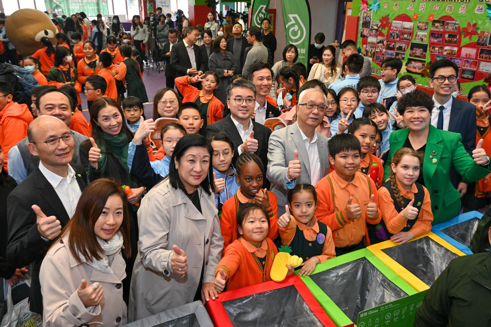 The Secretary for Environment and Ecology, Mr Tse Chin-wan, and the Under Secretary for Education, Mr Sze Chun-fai, today (January 16) visited the the Yaumati Kaifong Association School to promote municipal solid waste charging to students. Photo shows Mr Tse (second row, third right) and Mr Sze (second row, fourth right) with teachers and students of the school.