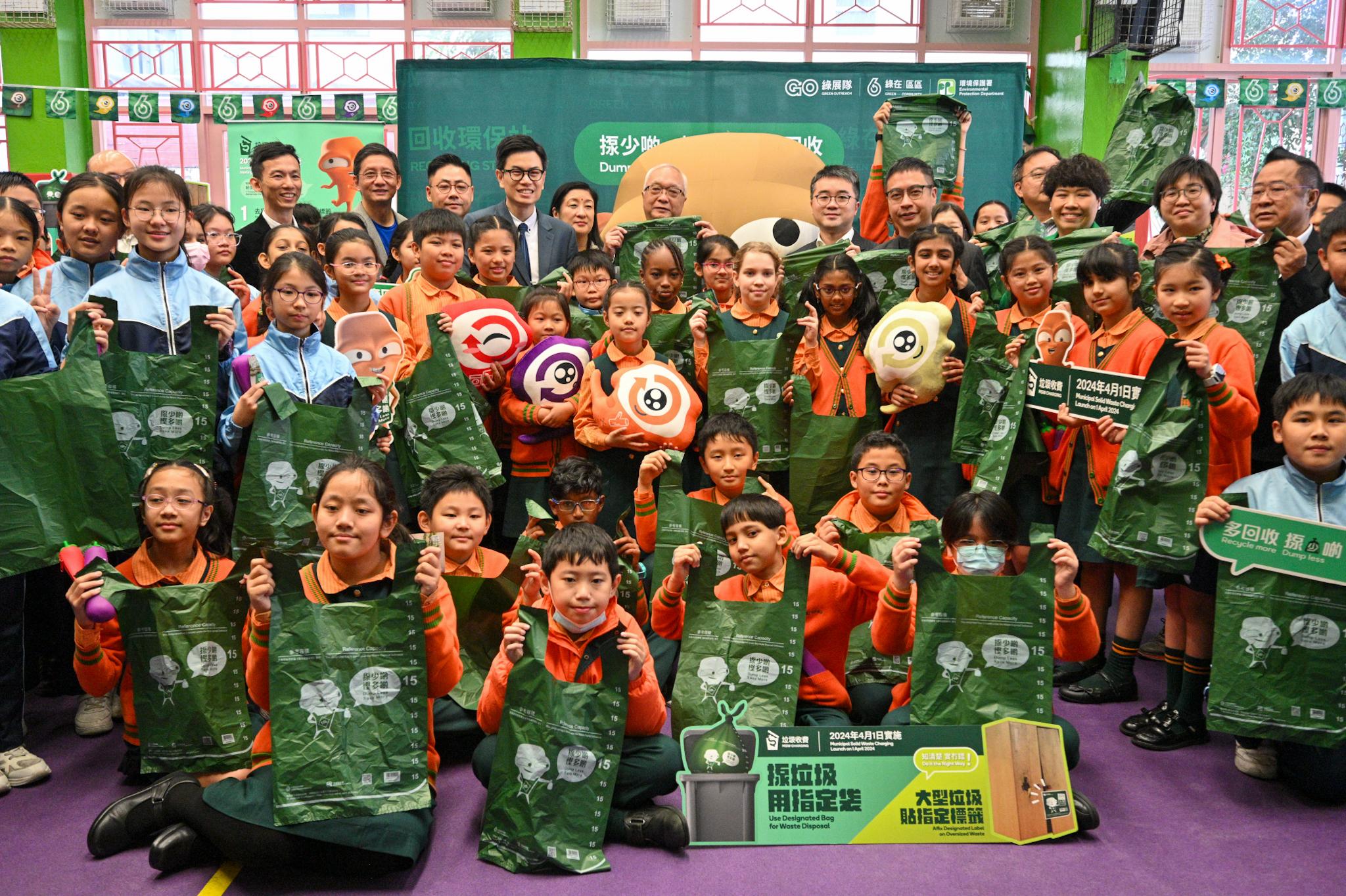 The Secretary for Environment and Ecology, Mr Tse Chin-wan, and the Under Secretary for Education, Mr Sze Chun-fai, today (January 16) visited the Yaumati Kaifong Association School to promote municipal solid waste charging to students. The Environmental Protection Department will gradually distribute a 15-litre pre-paid designated bag to each primary school student in Hong Kong.