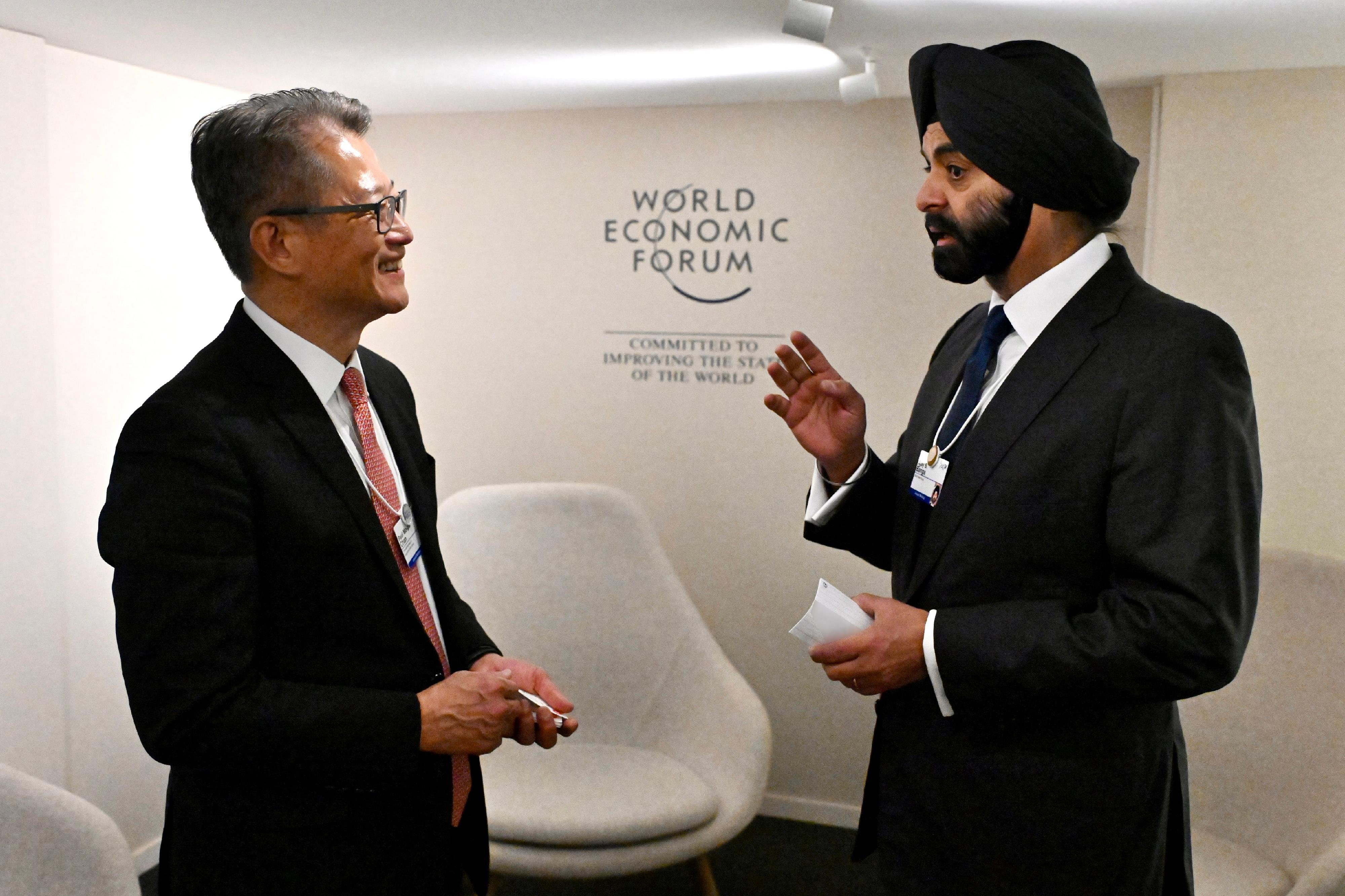 財政司司長陳茂波昨日（達沃斯時間一月十六日）繼續在瑞士達沃斯出席世界經濟論壇年會。圖示陳茂波（左）與世界銀行集團行長彭安杰（右）會面。