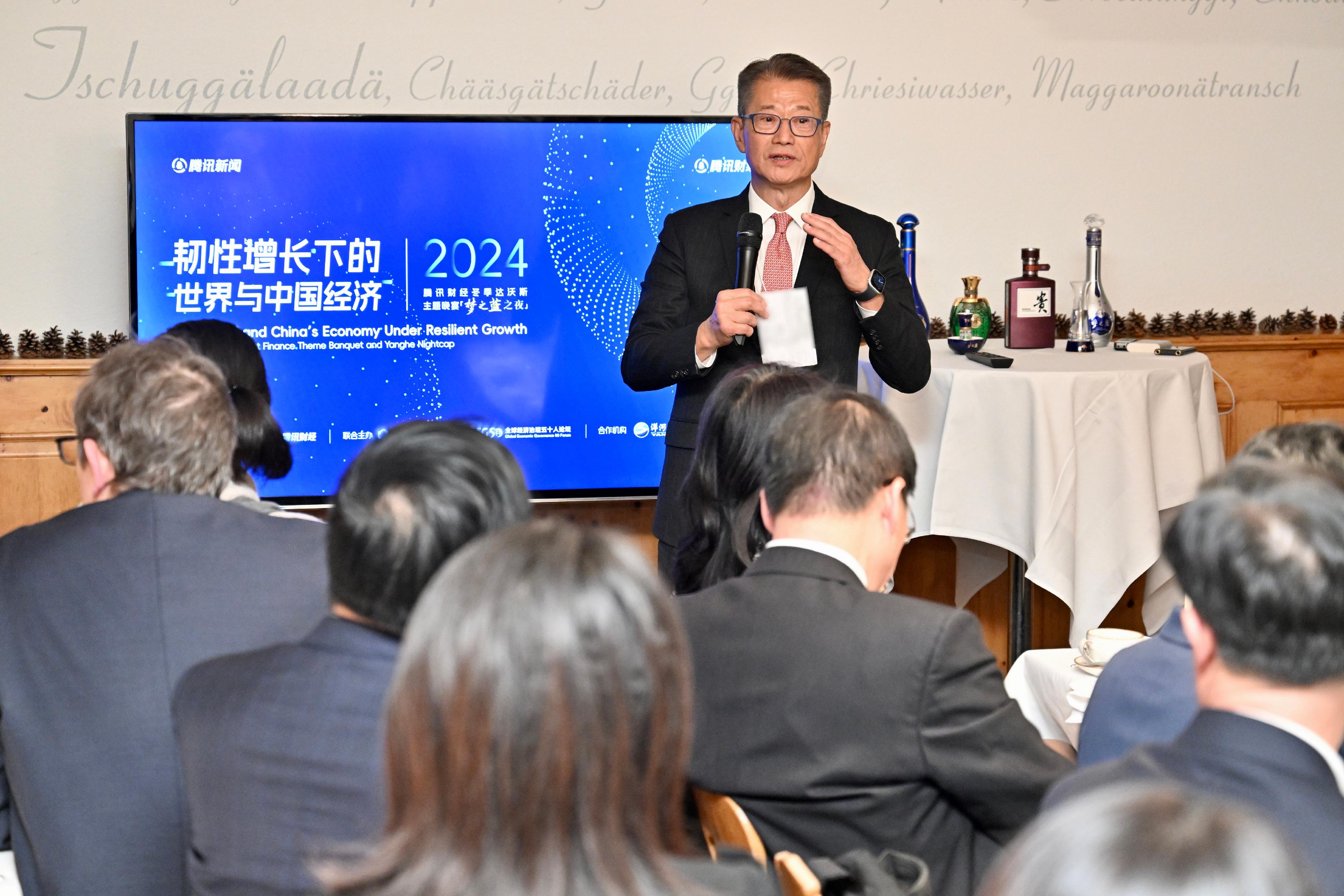 財政司司長陳茂波昨日（達沃斯時間一月十六日）繼續在瑞士達沃斯的訪問行程。圖示陳茂波在騰訊舉辦的「韌性增長下的世界與中國經濟」晚宴上致辭。