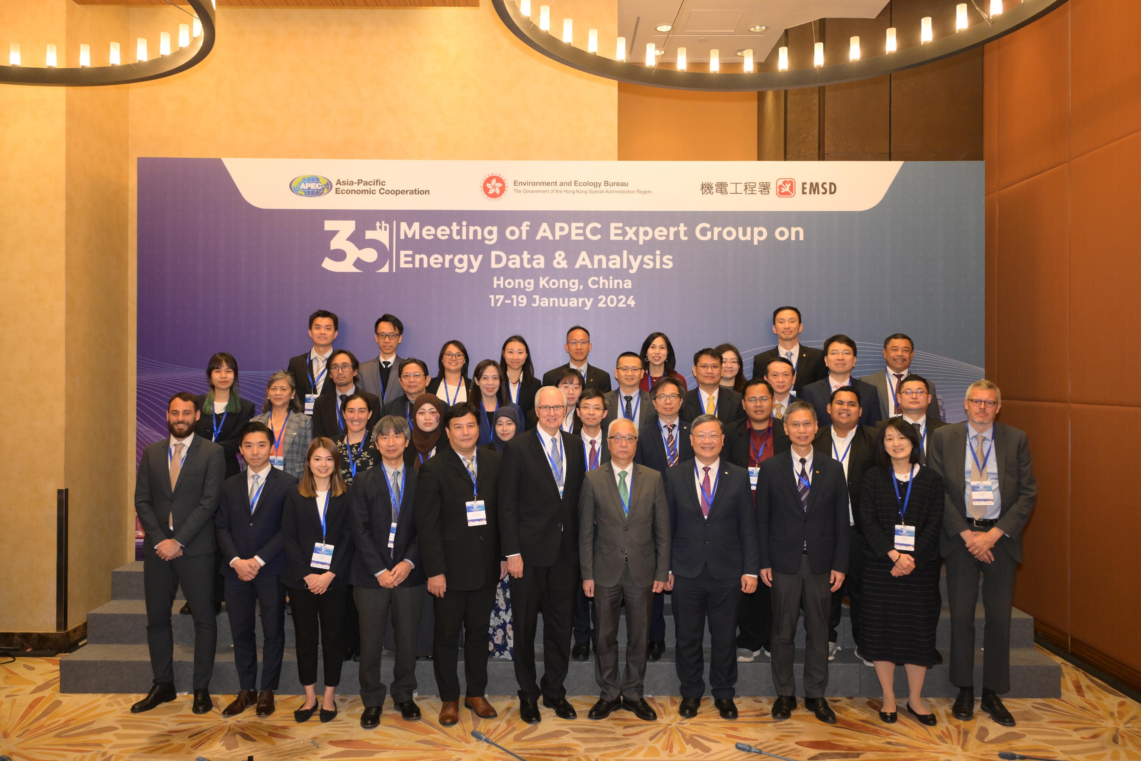 亞太區經濟合作組織能源數據及分析專家小組第35次會議今明兩日（一月十七日及十八日）在香港舉行。圖示環境及生態局局長謝展寰（第一排右五）與出席者合照。