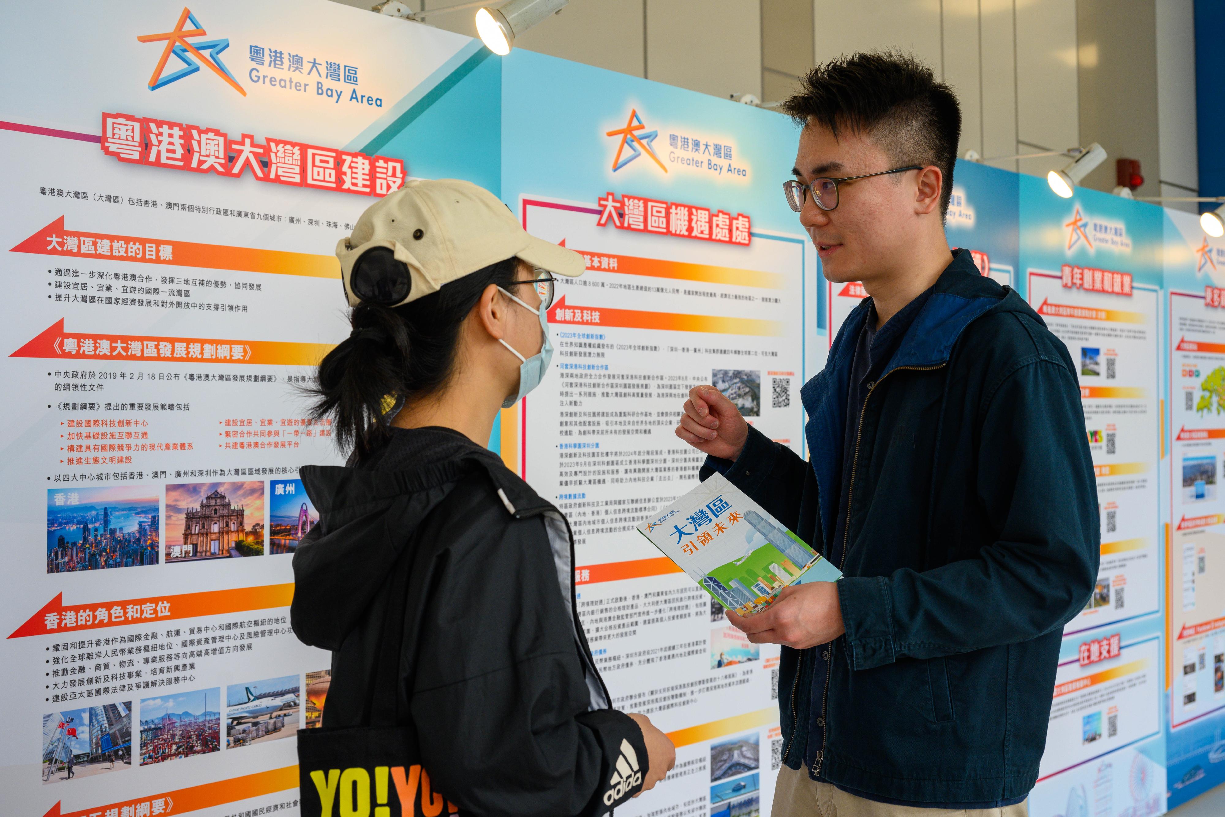 The Guangdong-Hong Kong-Macao Greater Bay Area Development Office is staging a roving exhibition at universities to showcase Greater Bay Area opportunities from today (January 17) until the end of March. Photo shows a university student visiting the Office's exhibition at Hong Kong Baptist University.