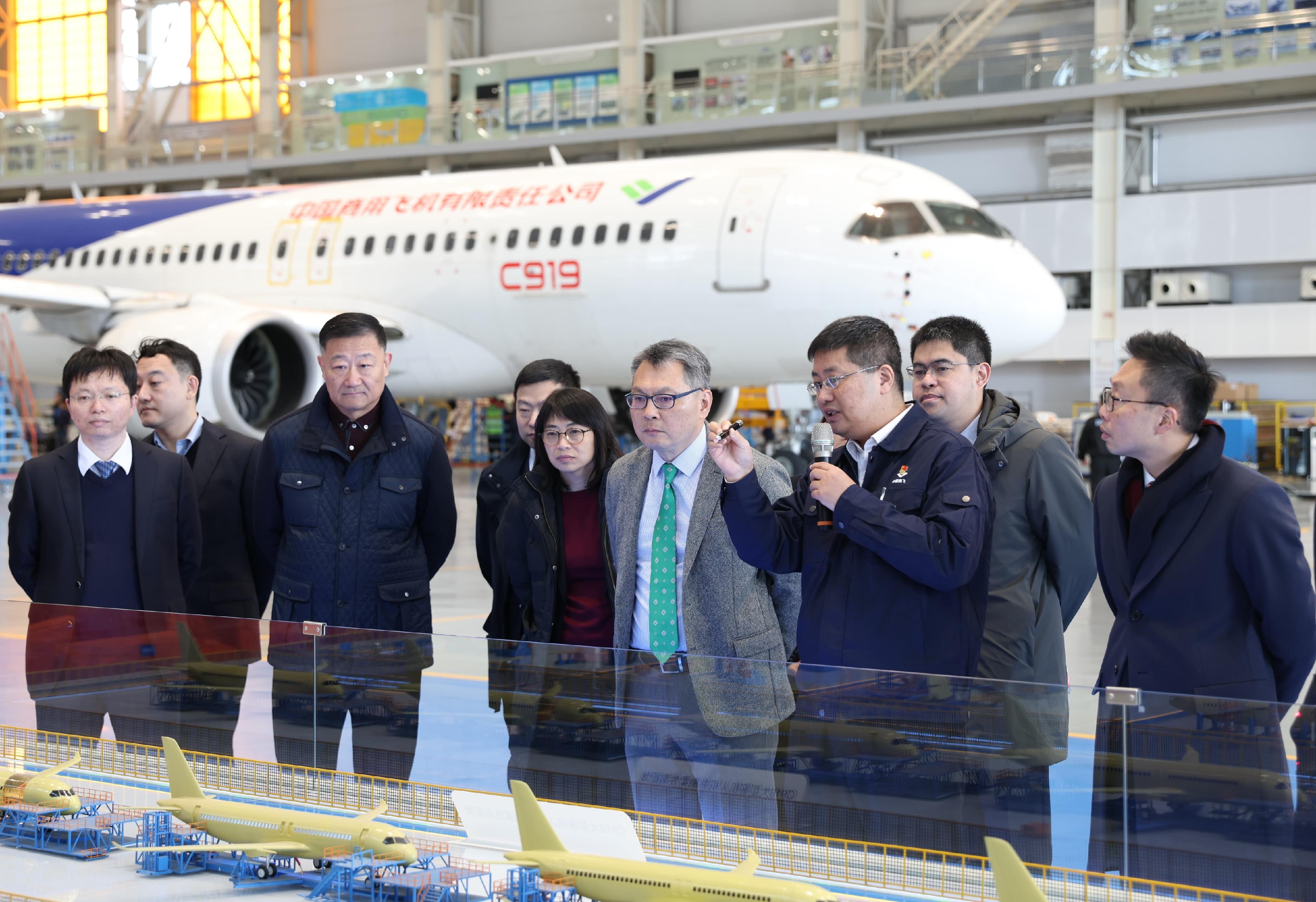 民航处处长廖志勇（右四）于一月十五日至十七日到访上海，其间到中国商用飞机有限责任公司参观，了解其最新发展及交换意见。