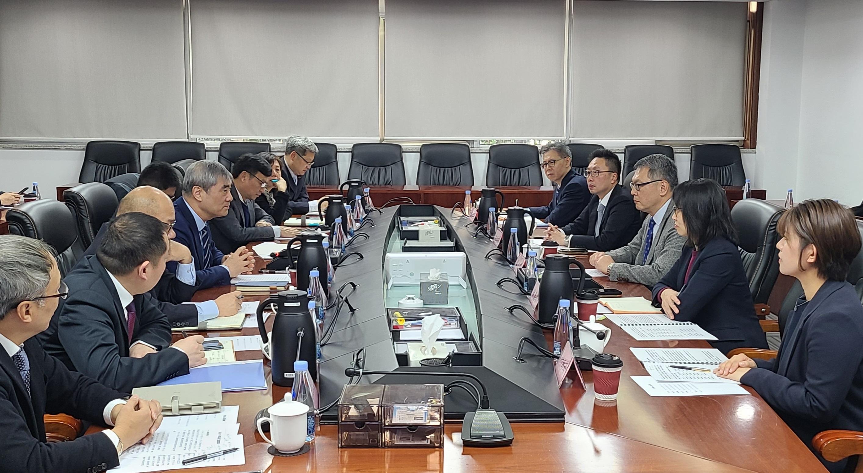 The Director-General of Civil Aviation, Mr Victor Liu (third right), meets with the Director-General of the East China Regional Administration of the Civil Aviation Administration of China, Mr Wan Xiangdong (fourth left), to exchange views on matters of common interest during his visit to Shanghai between January 15 and 17. 
