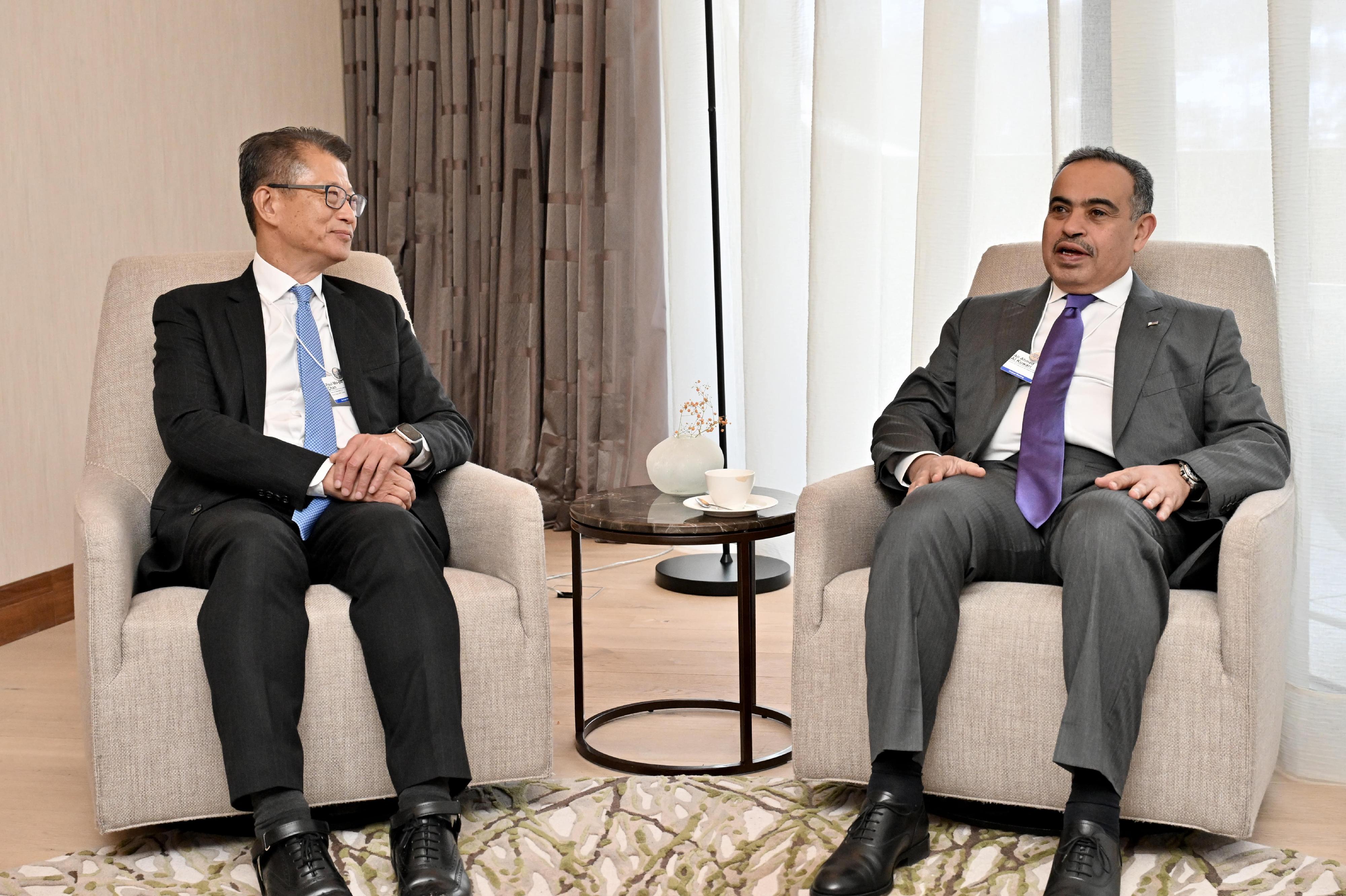 財政司司長陳茂波昨日（達沃斯時間一月十七日）繼續在瑞士達沃斯出席世界經濟論壇年會。圖示陳茂波（左）與卡塔爾財政部長Ali bin Ahmed Al Kuwari（右）會面。