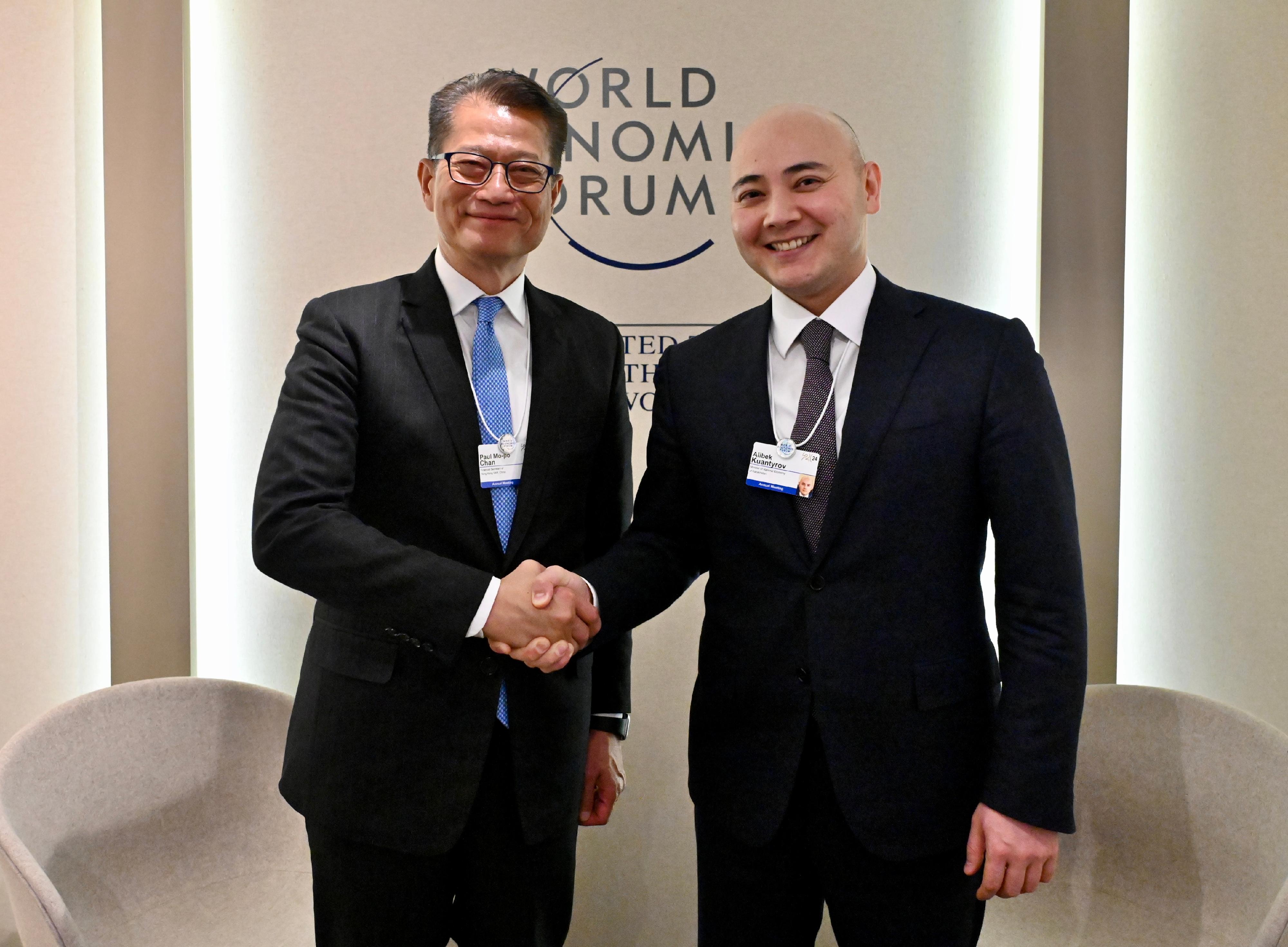 財政司司長陳茂波昨日（達沃斯時間一月十七日）繼續在瑞士達沃斯出席世界經濟論壇年會。圖示陳茂波（左）與哈薩克斯坦國民經濟部部長Alibek Kuantyrov（右）會面。