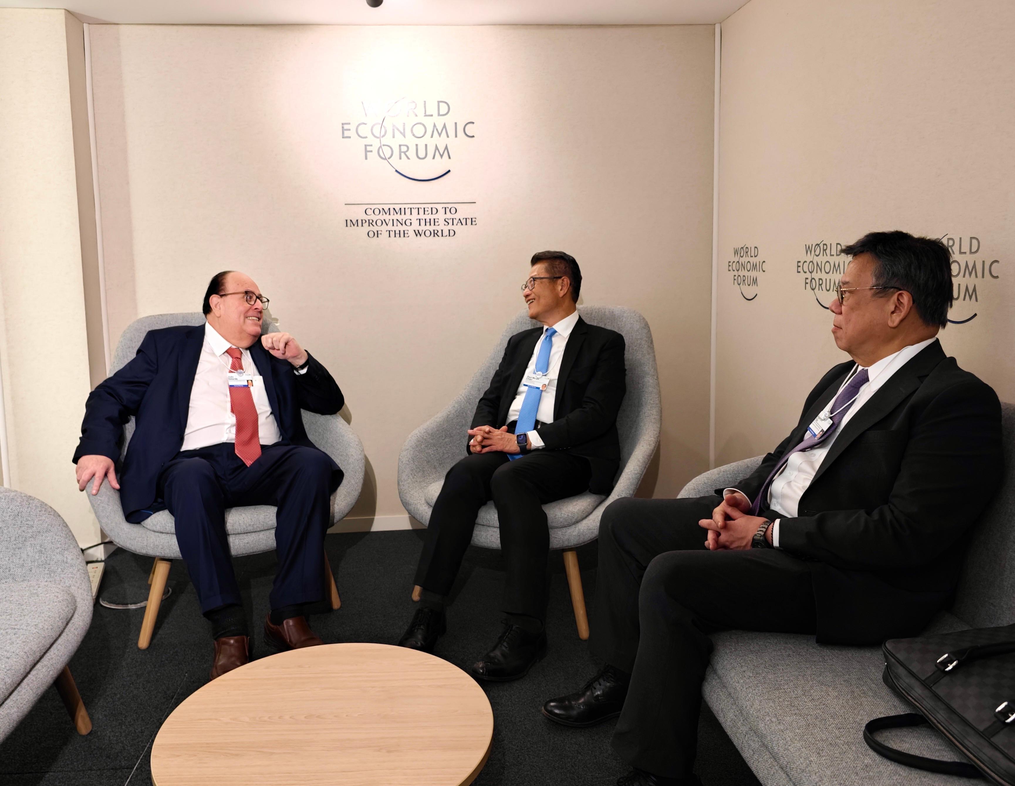 財政司司長陳茂波昨日（達沃斯時間一月十七日）繼續在瑞士達沃斯出席世界經濟論壇年會。圖示陳茂波（中）與秘魯中央儲備銀行行長Julio Velarde Flores（左）會面。