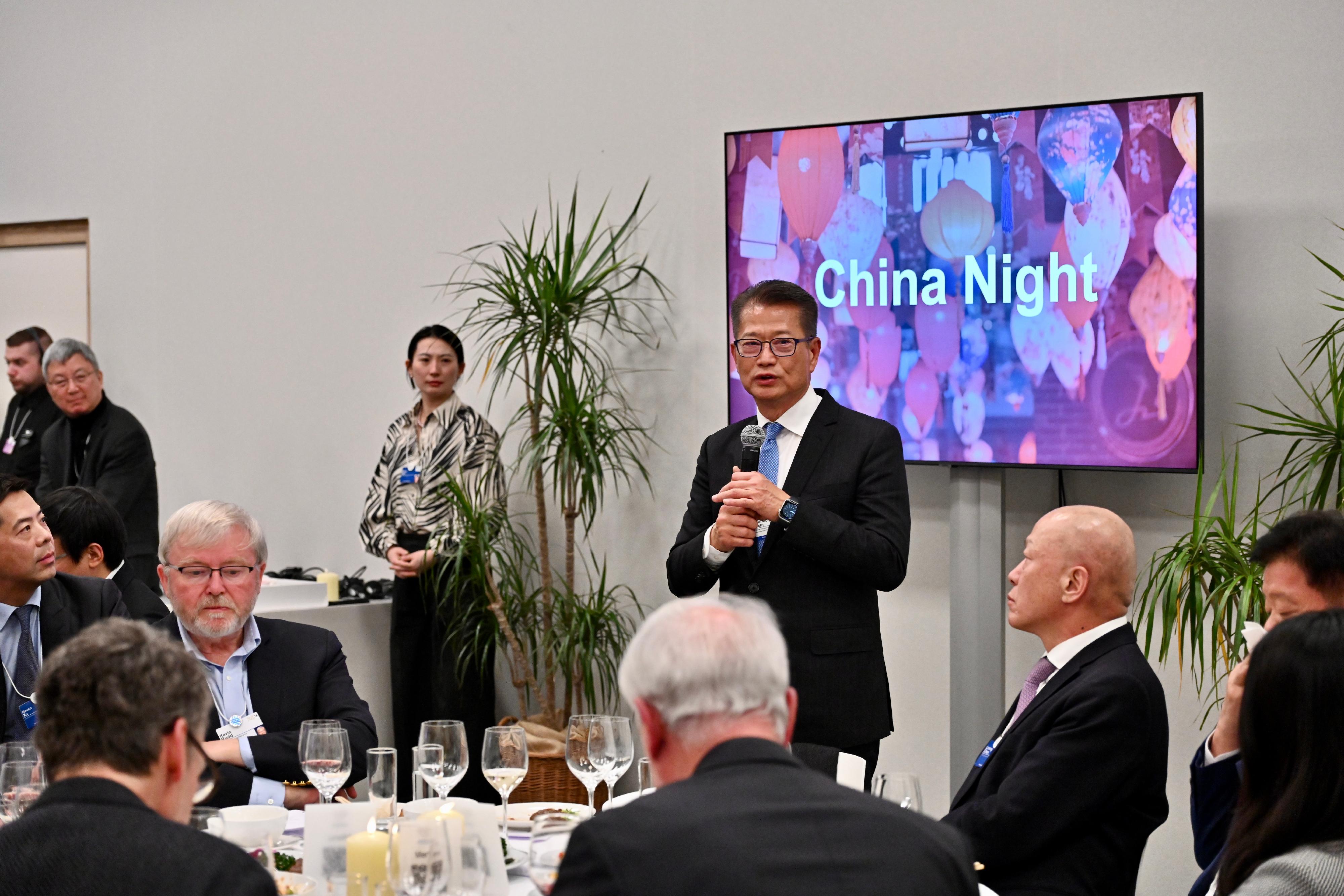 財政司司長陳茂波昨日（達沃斯時間一月十七日）繼續在瑞士達沃斯出席世界經濟論壇年會。圖示陳茂波在世界經濟論壇年會舉行的中國之夜晚宴上發言。