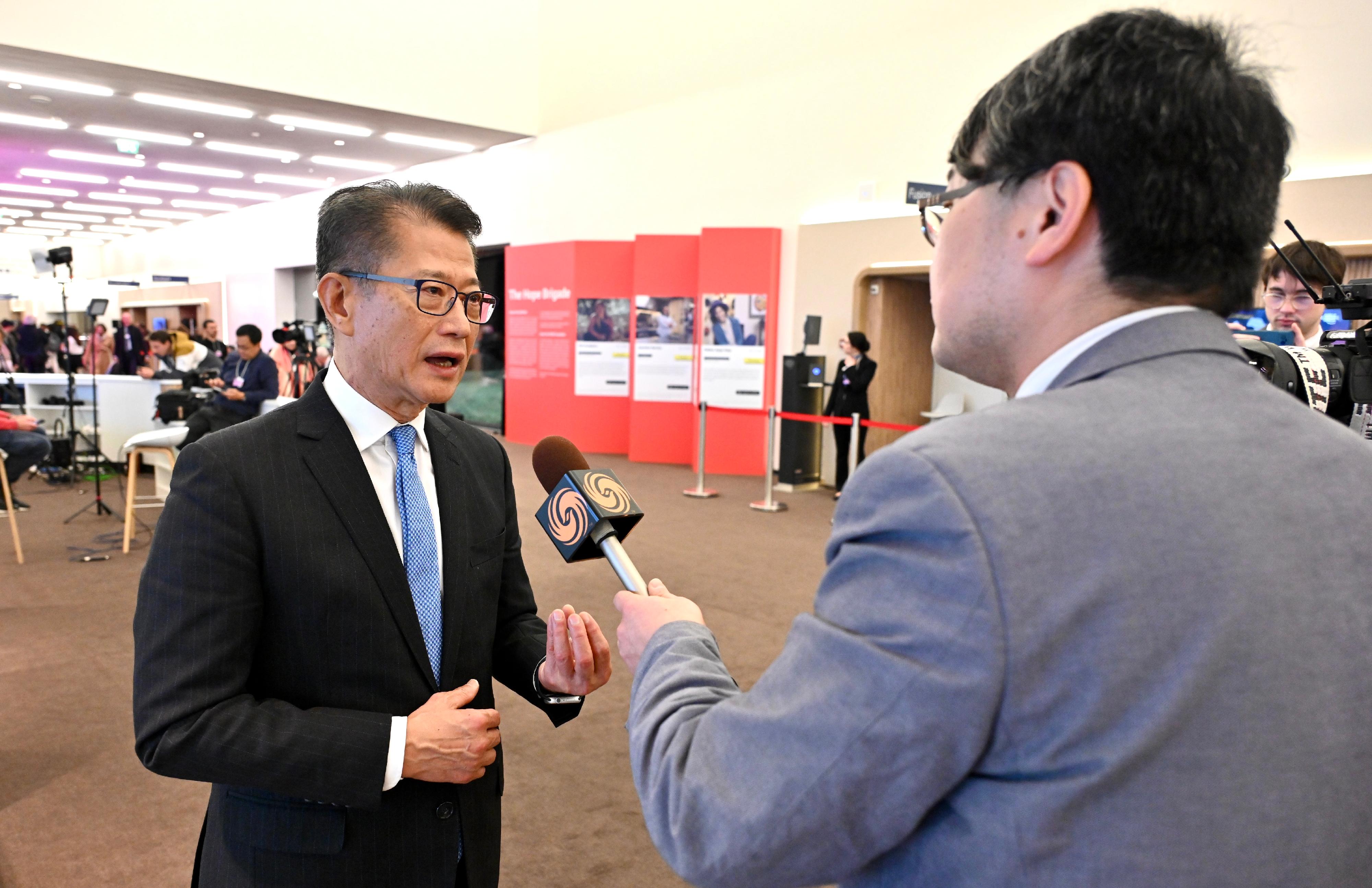 財政司司長陳茂波昨日（達沃斯時間一月十七日）繼續在瑞士達沃斯的訪問行程。圖示陳茂波（左）接受鳳凰衛視訪問。
