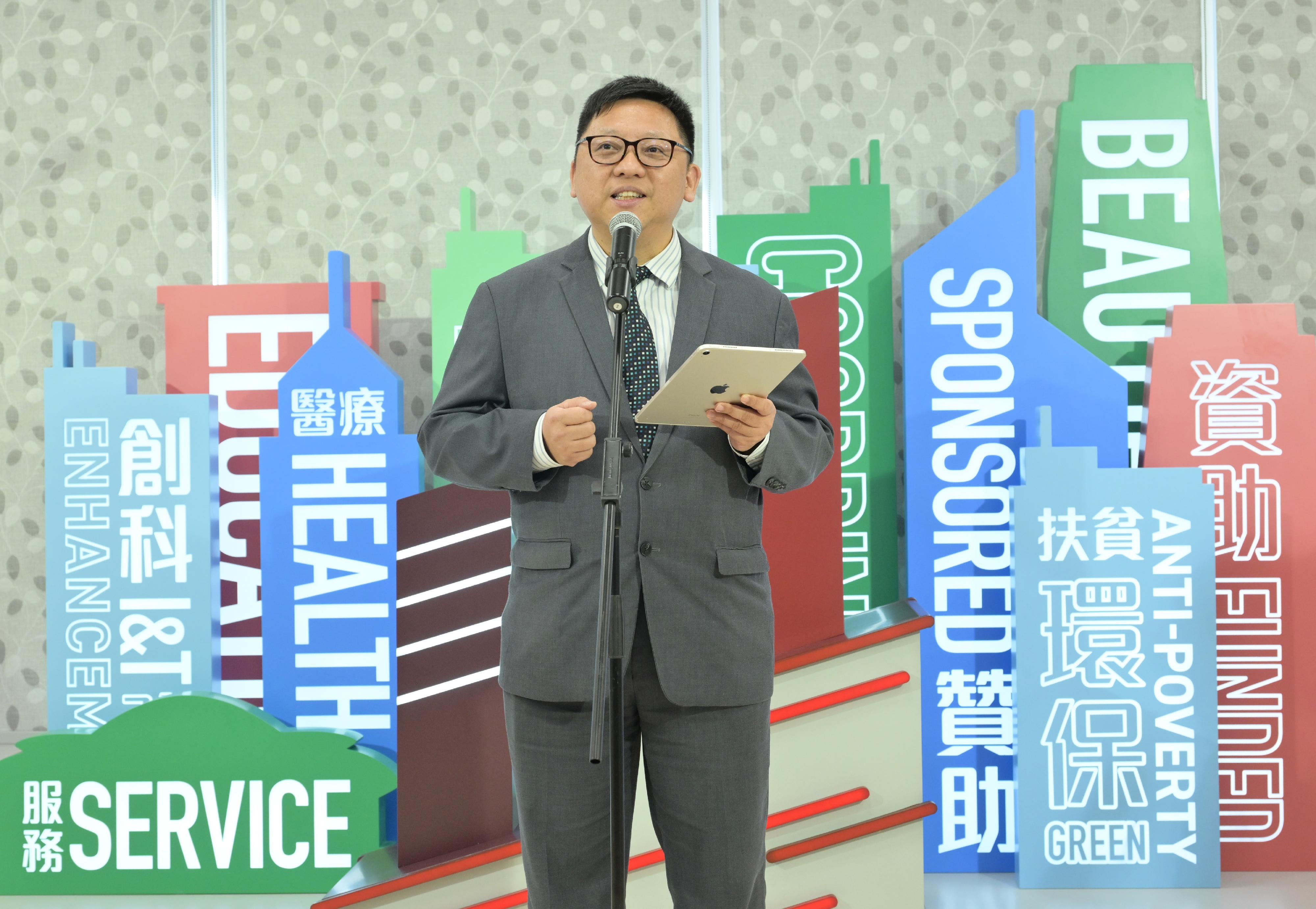 The Director of Information Services, Mr Fletch Chan, officiated at the launch event for the government new promotional logo today (January 18). Photo shows Mr Chan introducing the new promotional logo at the event.