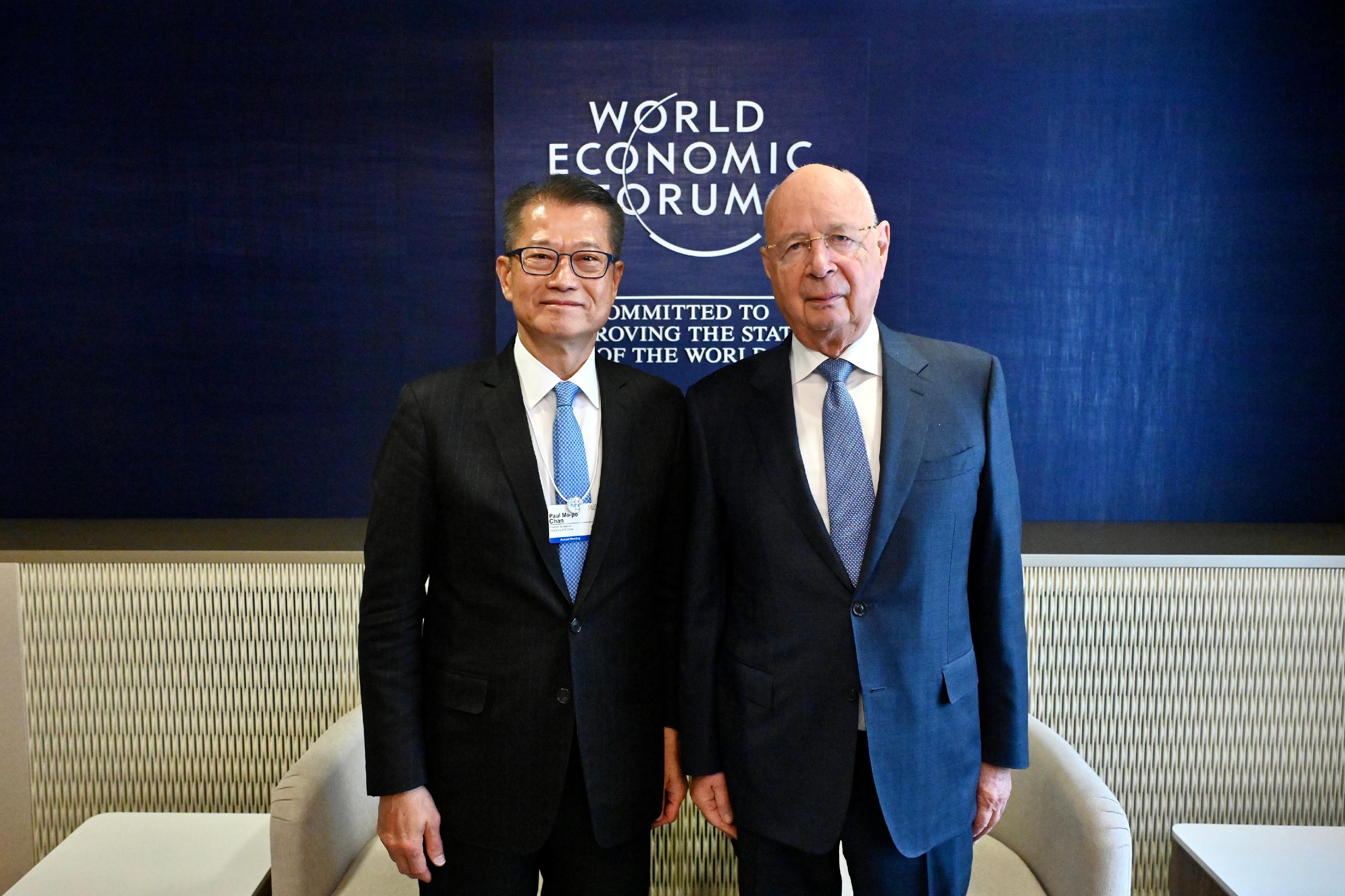 財政司司長陳茂波昨日（達沃斯時間一月十八日）繼續在瑞士達沃斯出席世界經濟論壇年會。圖示陳茂波（左）與世界經濟論壇創辦人及執行主席施瓦布教授（右）會面。
