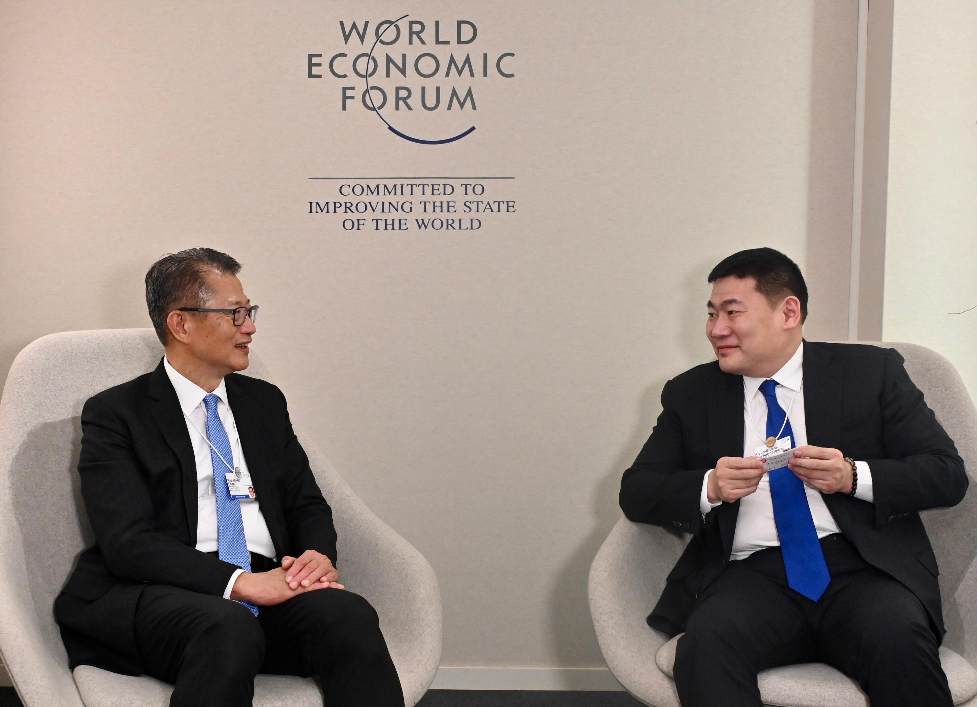 財政司司長陳茂波昨日（達沃斯時間一月十八日）繼續在瑞士達沃斯出席世界經濟論壇年會。圖示陳茂波（左）與蒙古國總理奧雲額爾登（右）會面。
