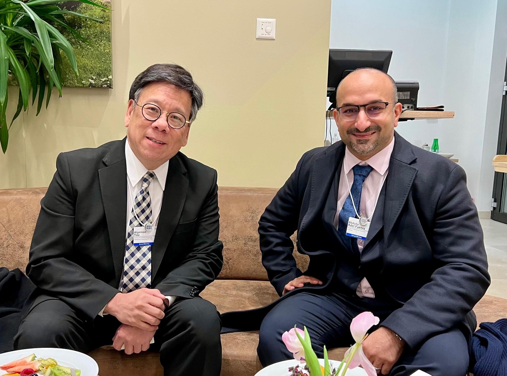 The Secretary for Commerce and Economic Development, Mr Algernon Yau (left), meets with the Minister of Industry and Commerce of Bahrain, Mr Abdulla Adel Fakhro (right), on January 18 (Davos time) during the World Economic Forum Annual Meeting at Davos, Switzerland.