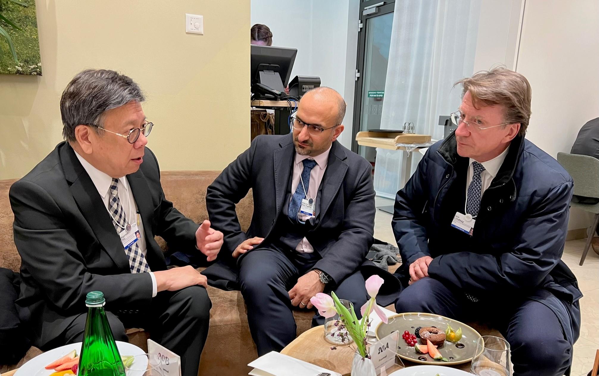 The Secretary for Commerce and Economic Development, Mr Algernon Yau (left), meets with the Minister of Industry and Commerce of Bahrain, Mr Abdulla Adel Fakhro (centre), on January 18 (Davos time) during the World Economic Forum Annual Meeting at Davos, Switzerland. Advisor to the Bahrain Economic Development Board, Mr Iain Lindsay (right), also attended.