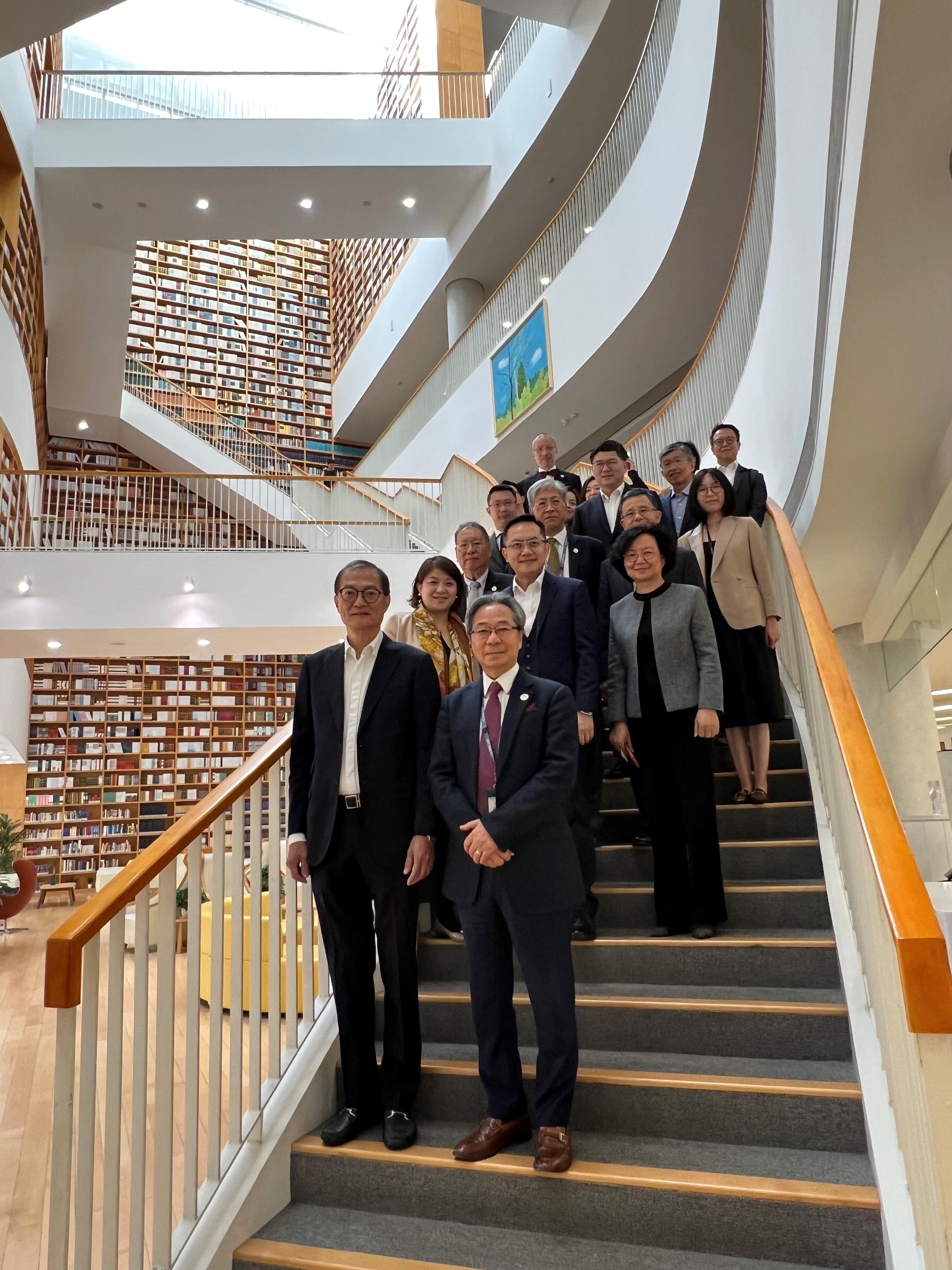 The Secretary for Health, Professor Lo Chung-mau, visited the library located at the School of Medicine of the Chinese University of Hong Kong, Shenzhen today (January 19). Photo shows Professor Lo (first row, left); the Founding Dean of the School of Medicine, Professor Davy Cheng (first row, right); the Under Secretary for Health, Dr Libby Lee (second row, left); the Director of Health, Dr Ronald Lam (second row, centre); and the Chief Executive of the Hospital Authority, Dr Tony Ko (fourth row, second right).