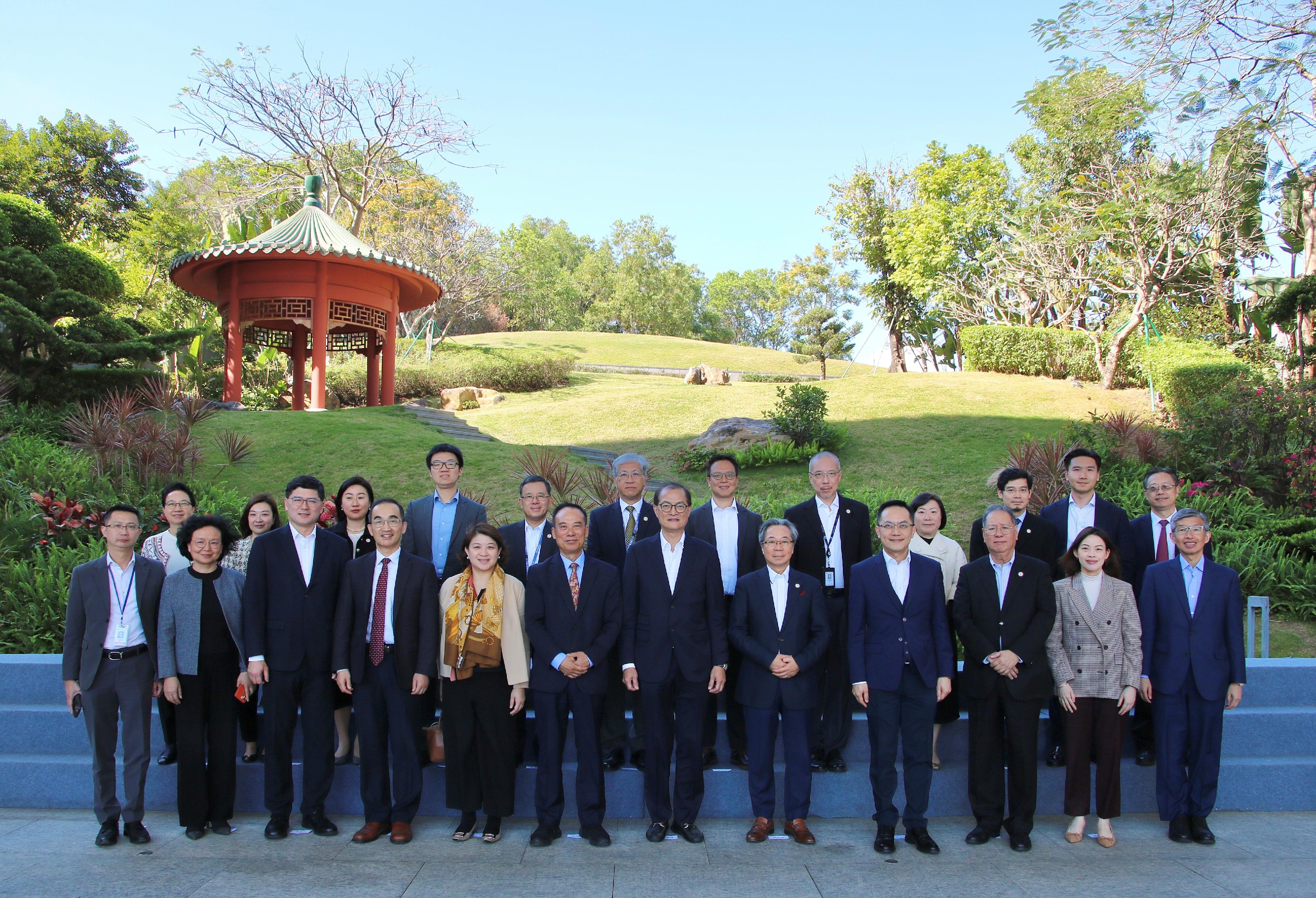 The Secretary for Health, Professor Lo Chung-mau, visited the School of Medicine of the Chinese University of Hong Kong, Shenzhen today (January 19). Photo shows Professor Lo (front row, sixth right); the President of the Chinese University of Hong Kong, Shenzhen, Professor Xu Yangsheng (front row, sixth left); the Founding Dean of the School of Medicine, Professor Davy Cheng (front row, fifth right); the Under Secretary for Health, Dr Libby Lee (front row, fifth left); the Director of Health, Dr Ronald Lam (front row, fourth right); the Chief Executive of the Hospital Authority, Dr Tony Ko (front row, third left), and other staff members.