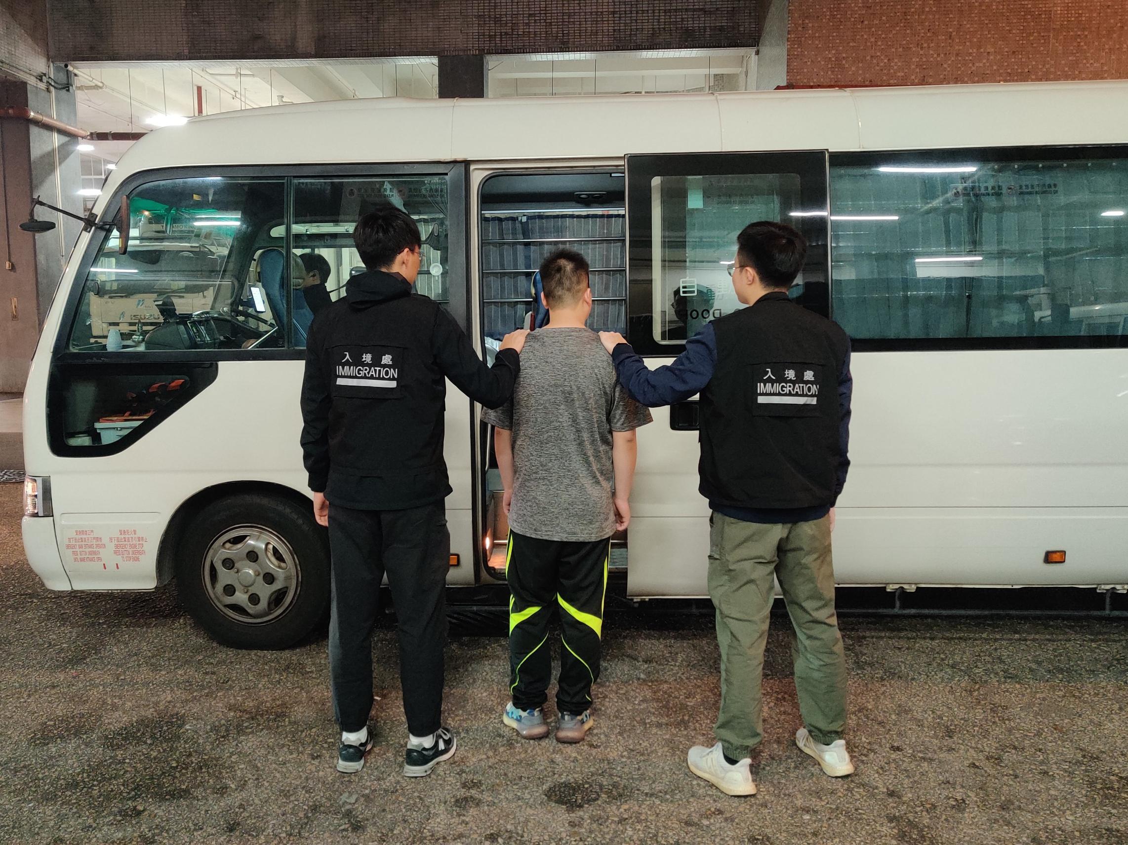 The Immigration Department mounted a series of territory-wide anti-illegal worker operations codenamed "Twilight" and joint operations with the Hong Kong Police Force codenamed "Champion" and "Windsand" for four consecutive days from January 15 to yesterday (January 18). Photo shows a suspected illegal worker arrested during an operation.