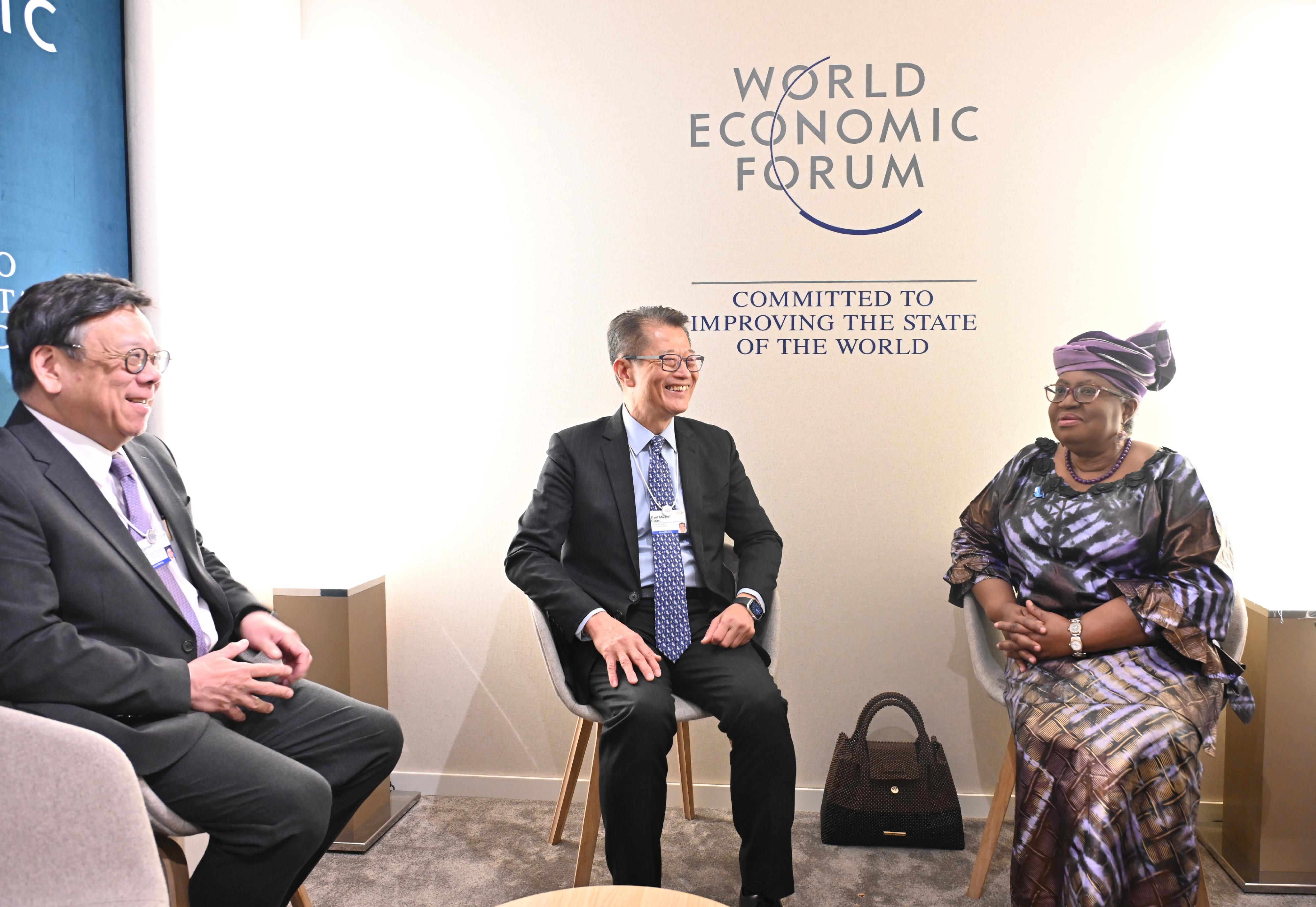 The Financial Secretary, Mr Paul Chan, continues to attend the World Economic Forum Annual Meeting at Davos, Switzerland, today (January 19, Davos time). Photo shows Mr Chan (centre) and the Secretary for Commerce and Economic Development, Mr Algernon Yau (left), meeting with the Director-General of the World Trade Organization, Dr Ngozi Okonjo-Iweala (right).
