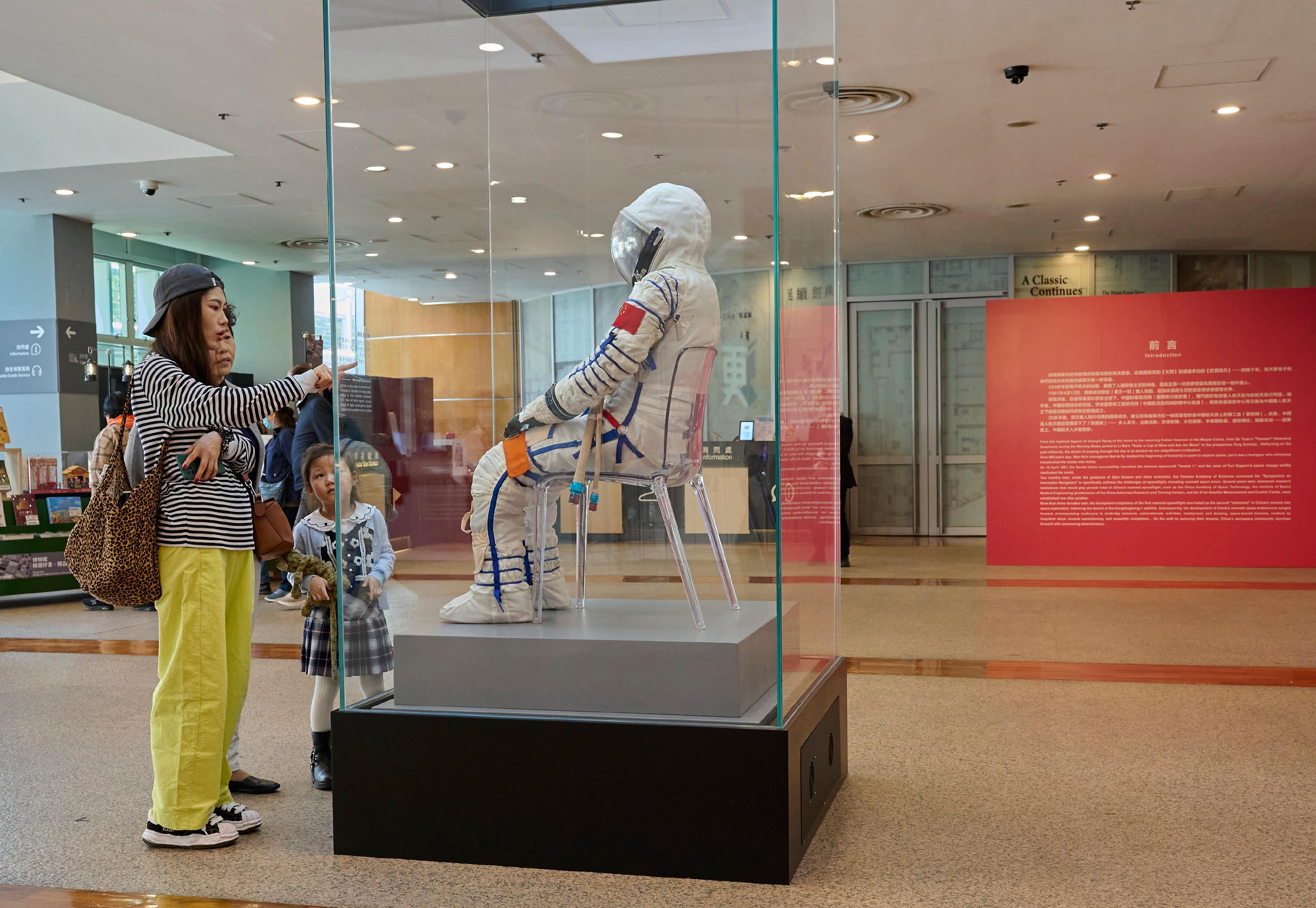 現正在香港科學館和香港歷史博物館舉行的「中國載人航天工程展」，自去年十二月一日開展以來深受市民及旅客歡迎，今日（一月二十一日）迎來第十五萬名參觀者。圖示市民參觀展覽。