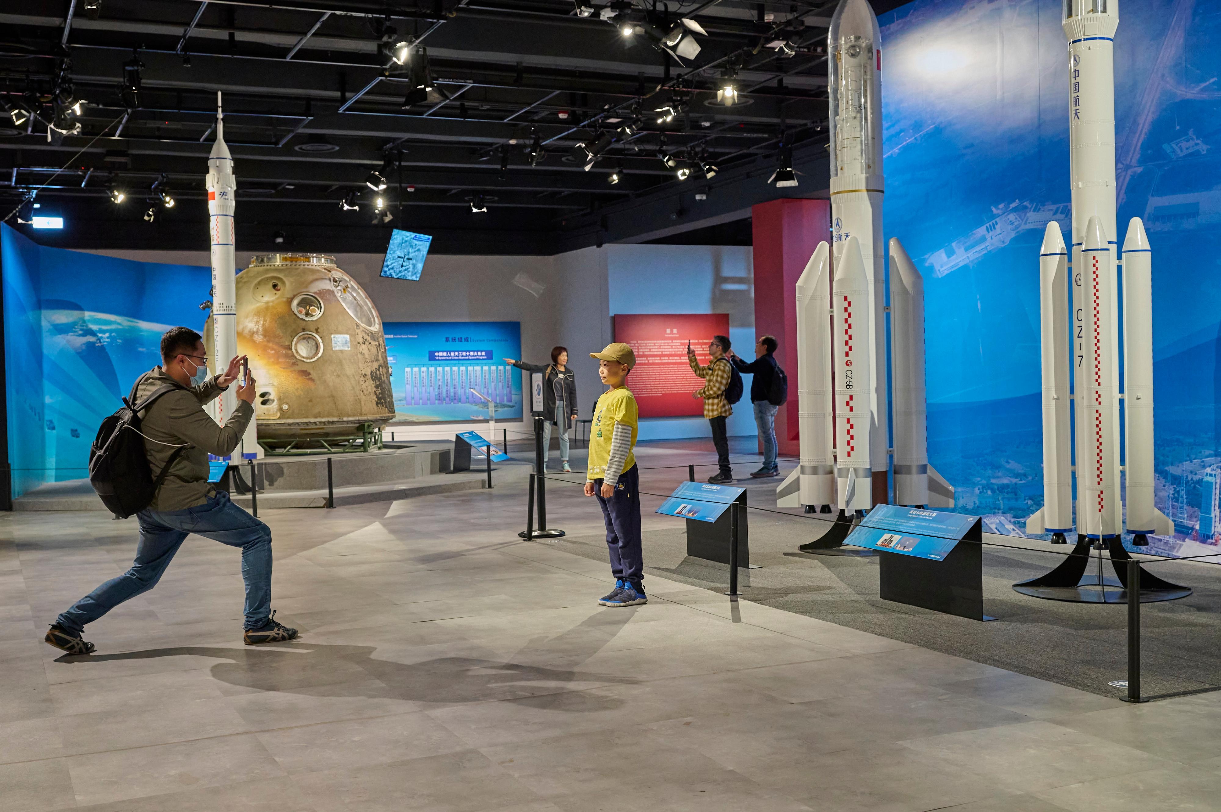 现正在香港科学馆和香港历史博物馆举行的「中国载人航天工程展」，自去年十二月一日开展以来深受市民及旅客欢迎，今日（一月二十一日）迎来第十五万名参观者。图示市民参观展览。