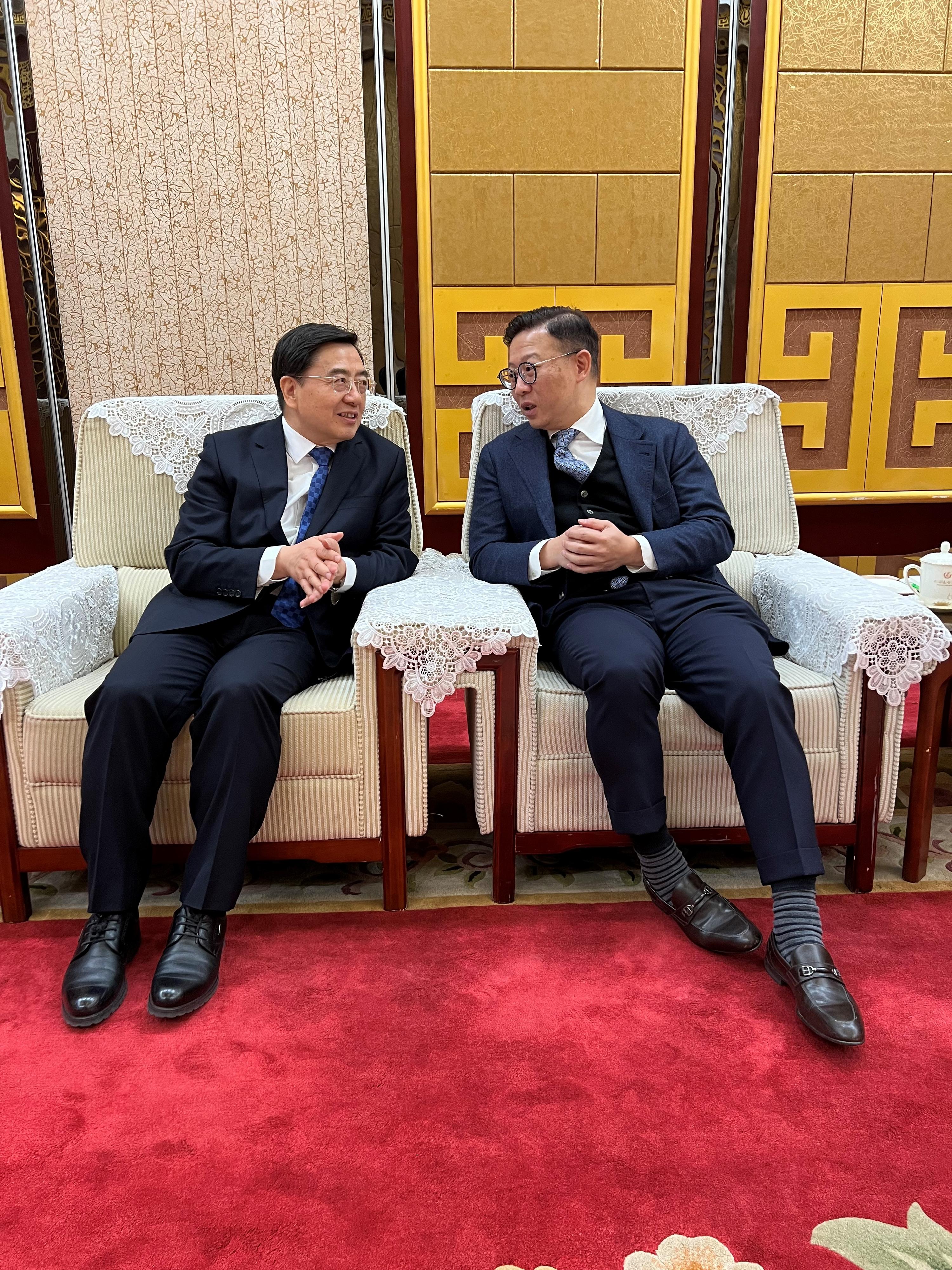 律政司副司长张国钧（右）今日（一月二十二日）在新疆与新疆维吾尔自治区党委常委、自治区人民政府常务副主席陈伟俊（左）会面。‬‬‬‬‬‬
