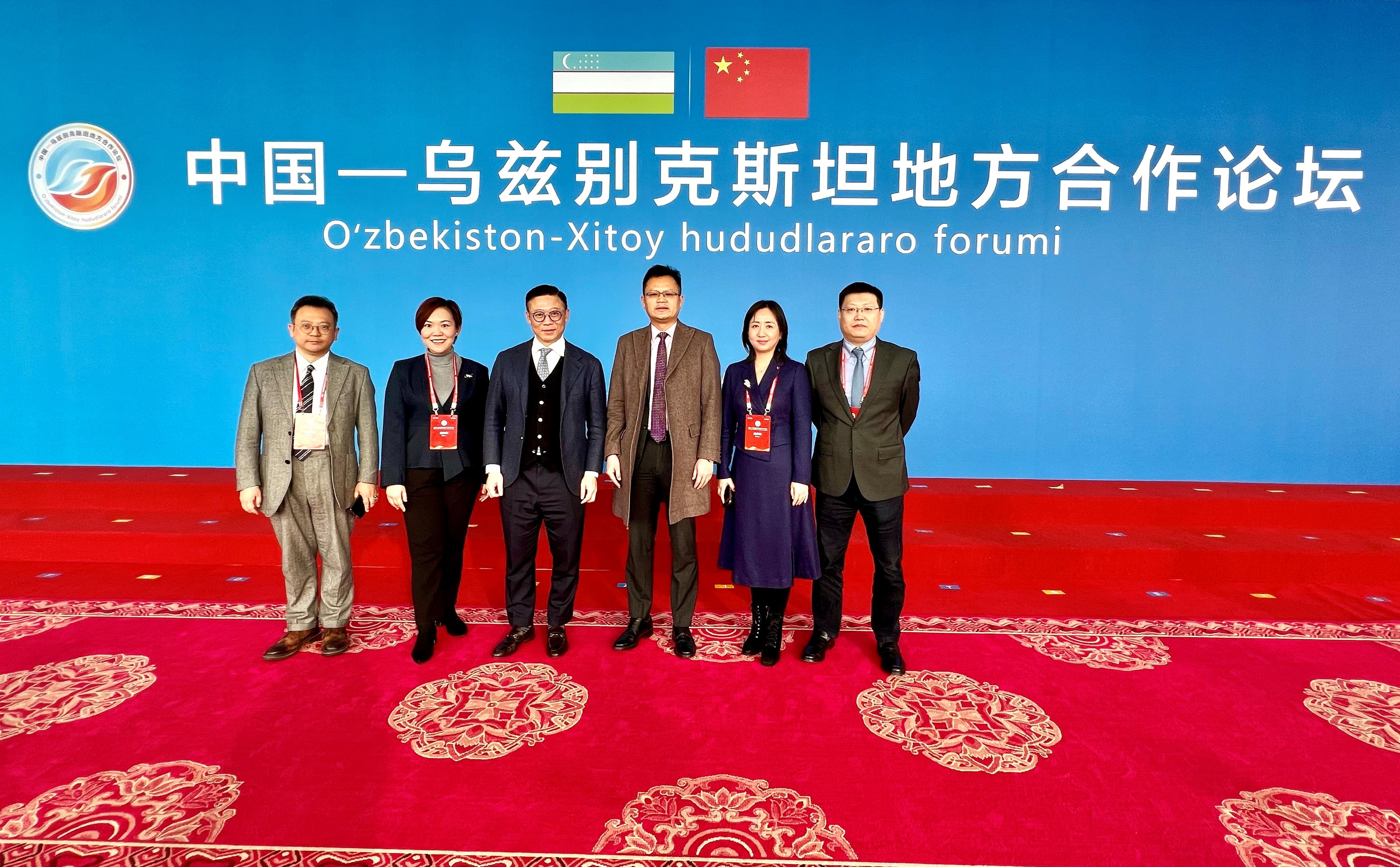 The Deputy Secretary for Justice, Mr Cheung Kwok-kwan, led a Hong Kong Special Administrative Region delegation to participate in a forum on China-Uzbekistan co-operation in Urumqi, Xinjiang today (January 22). Photo shows Mr Cheung (third left) and members of the delegation at the forum.
