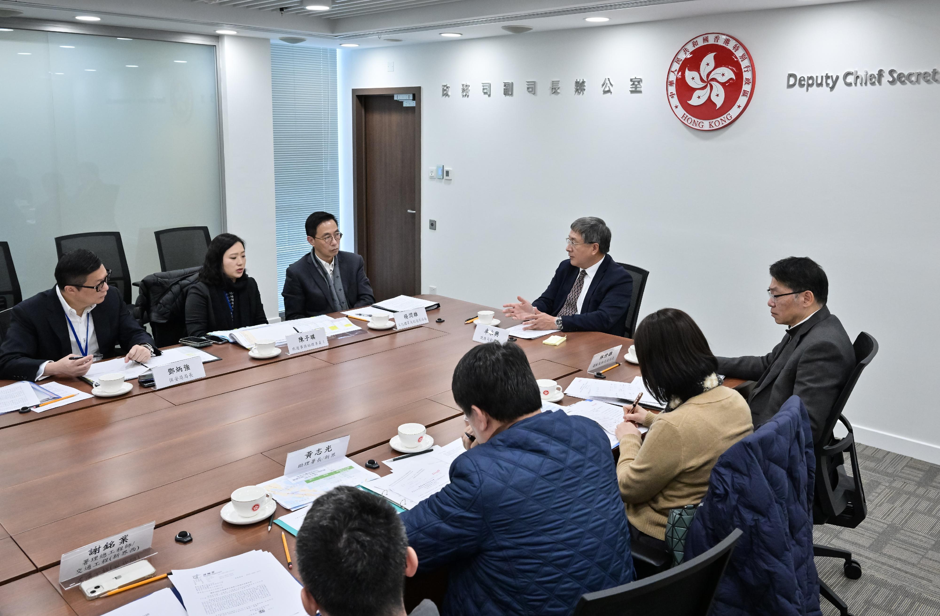 The Acting Chief Secretary for Administration, Mr Cheuk Wing-hing, today (January 23) chairs a meeting on cross-boundary transport arrangements for large-scale events to co-ordinate the work of government departments on special boundary-crossing arrangements during the Lunar New Year holidays and the respective transport arrangements to ensure smooth implementation of the measures.