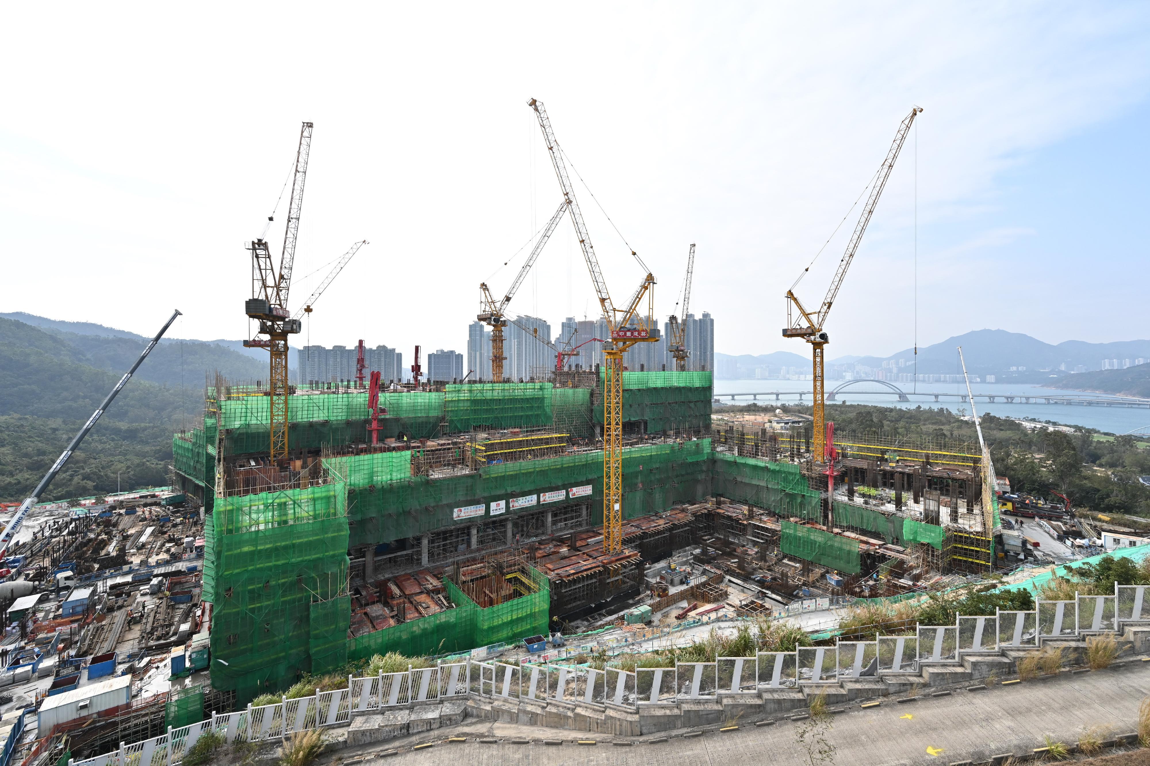 The signing ceremony of the Strategic Collaboration Agreement between Guangdong Provincial Hospital of Traditional Chinese Medicine and Chinese Medicine Hospital of Hong Kong was held today (January 24) to lay the foundation and direction for co-operation between the two hospitals. Photo shows the Chinese Medicine Hospital of Hong Kong under construction.