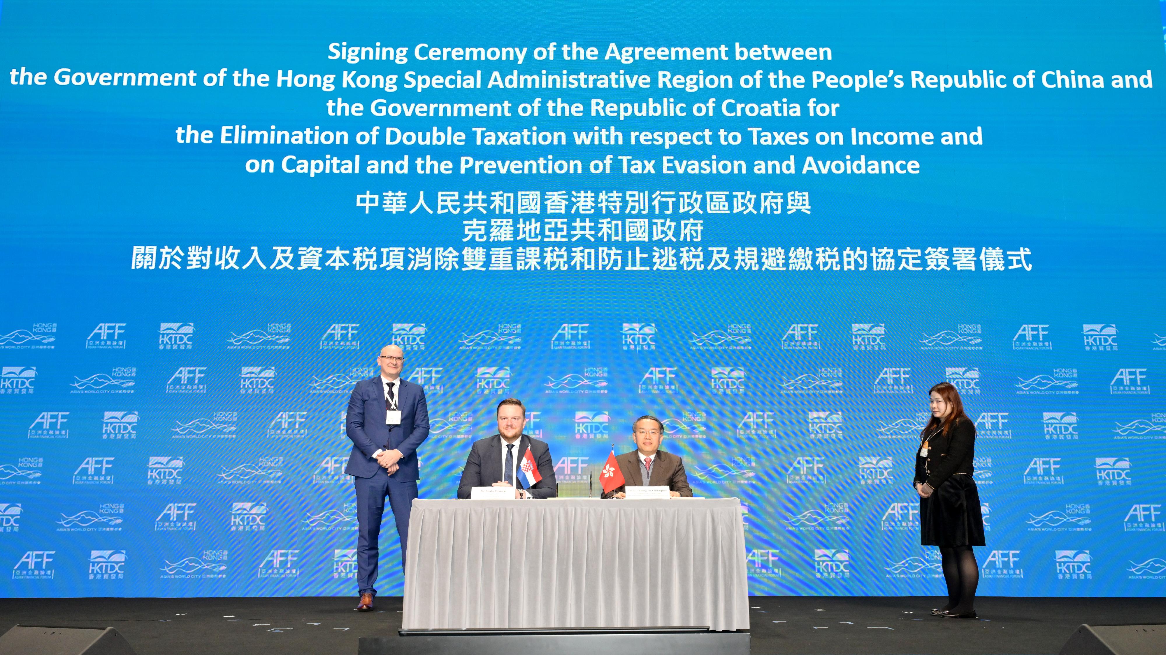 The Secretary for Financial Services and the Treasury, Mr Christopher Hui (second right), and the Minister of Finance of Croatia, Mr Marko Primorac (second left), today (January 24) sign a comprehensive avoidance of double taxation agreement.