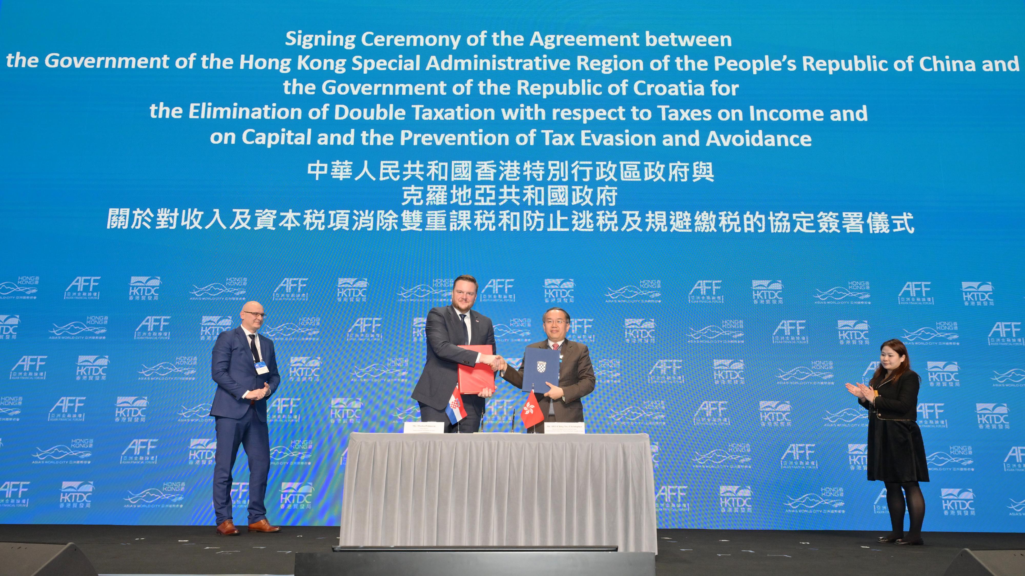 The Secretary for Financial Services and the Treasury, Mr Christopher Hui (second right), exchanges documents with the Minister of Finance of Croatia, Mr Marko Primorac (second left), after signing a comprehensive avoidance of double taxation agreement today (January 24).