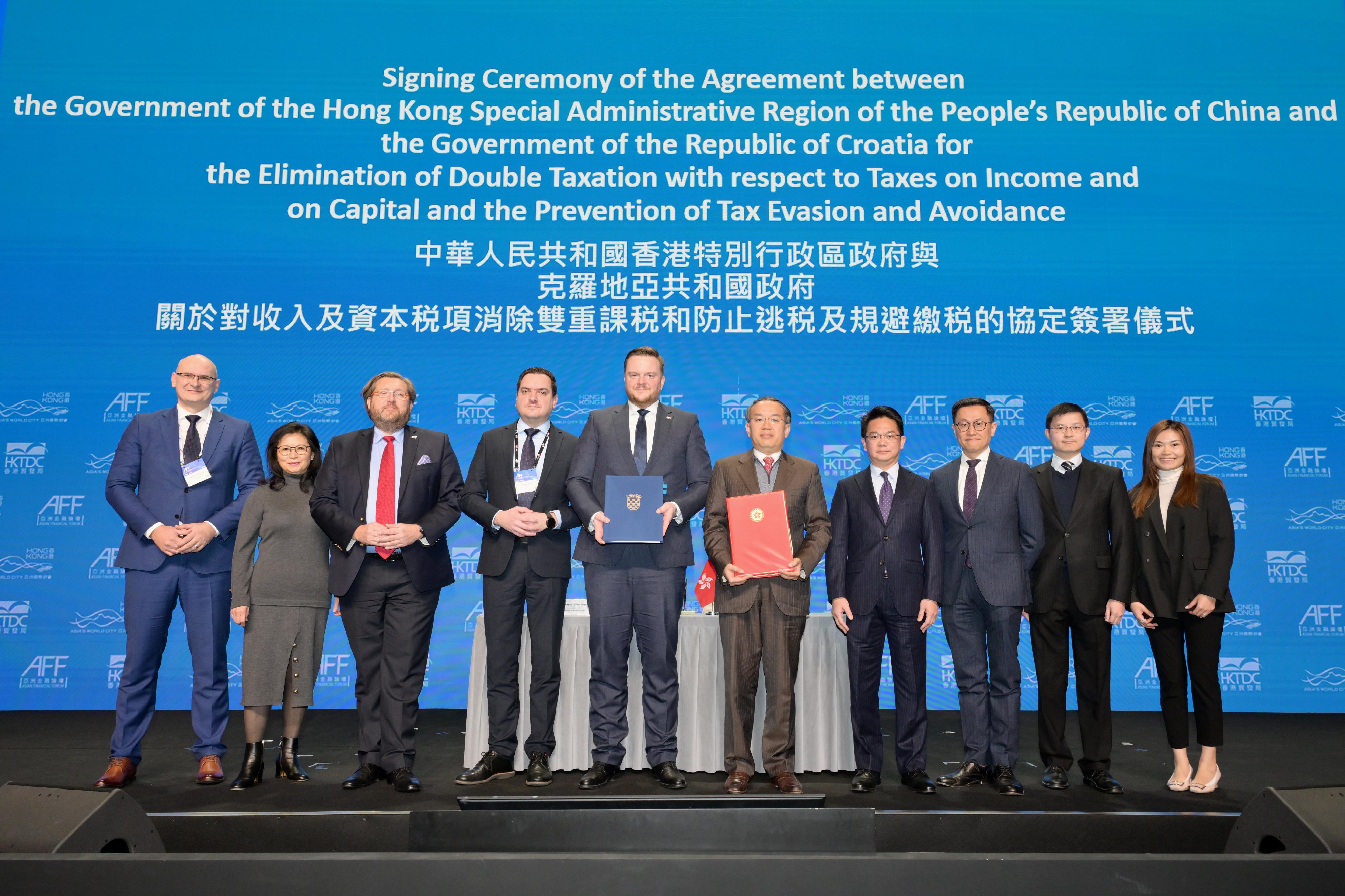 The Secretary for Financial Services and the Treasury, Mr Christopher Hui, and the Minister of Finance of Croatia, Mr Marko Primorac, today (January 24) signed a comprehensive avoidance of double taxation agreement. Photo shows Mr Hui (fifth right); Mr Primorac (fifth left); the State Secretary in Ministry of Finance of Croatia, Mr Stipe Župan (fourth left); the Ambassador of the Republic of Croatia to the People’s Republic of China, Mr Dario Mihelin (third left); the Director of the Tax Administration of Croatia, Mr Božidar Kutleša (first left); the Commissioner of Inland Revenue, Mr Tam Tai-pang (fourth right); and Deputy Secretary for Financial Services and the Treasury (Treasury) Mr Maurice Loo (third right), with other representatives of both sides after the signing ceremony.