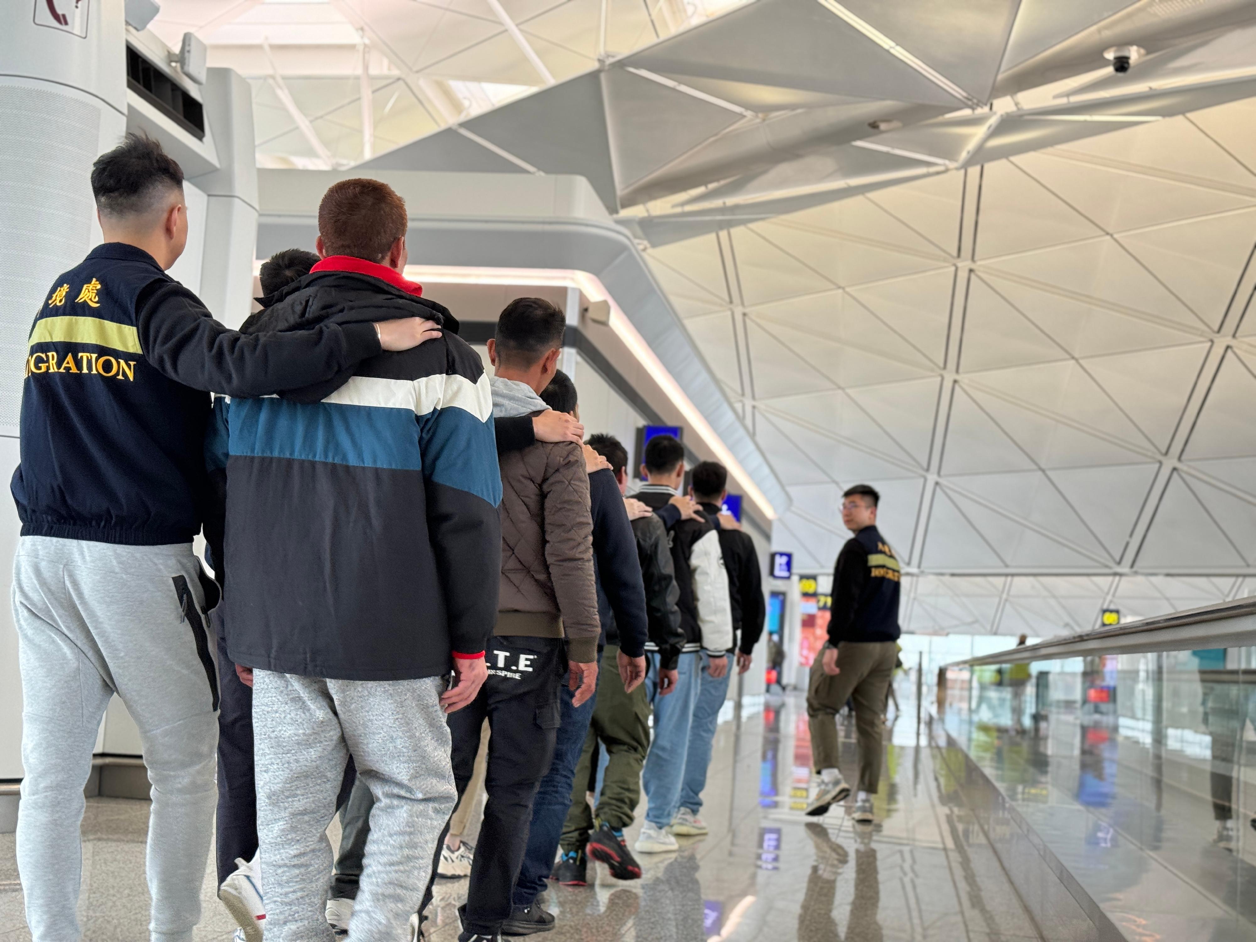 The Immigration Department (ImmD) carried out a repatriation operation today (January 24). A total of 34 Vietnamese illegal immigrants and overstayers were repatriated to Vietnam. Photo shows removees being escorted by ImmD officers to depart from Hong Kong.

