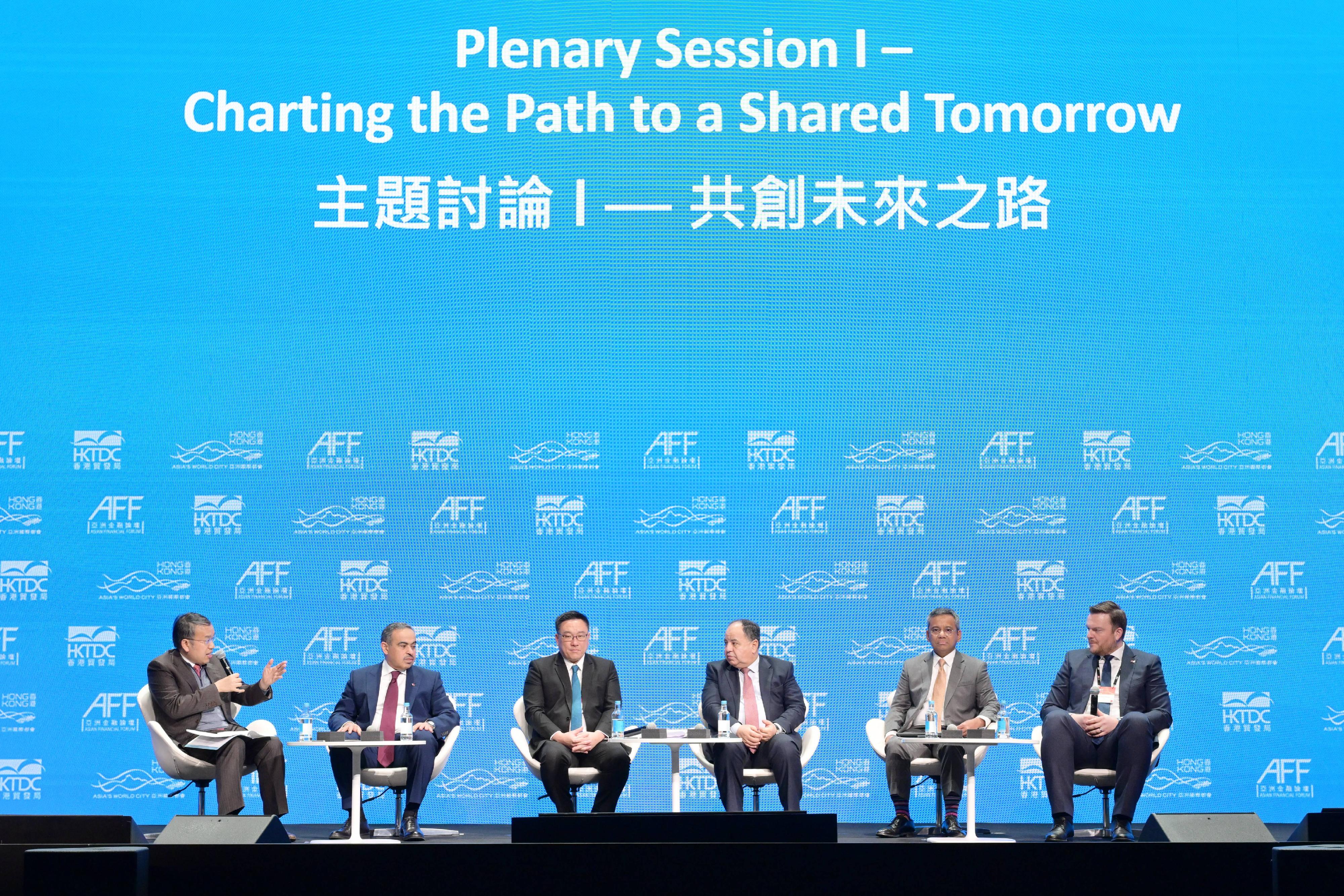 財經事務及庫務局局長許正宇（左一）今日（一月二十四日）上午在香港會議展覽中心舉行的亞洲金融論壇主持第一場主題討論環節「共創未來之路」。


