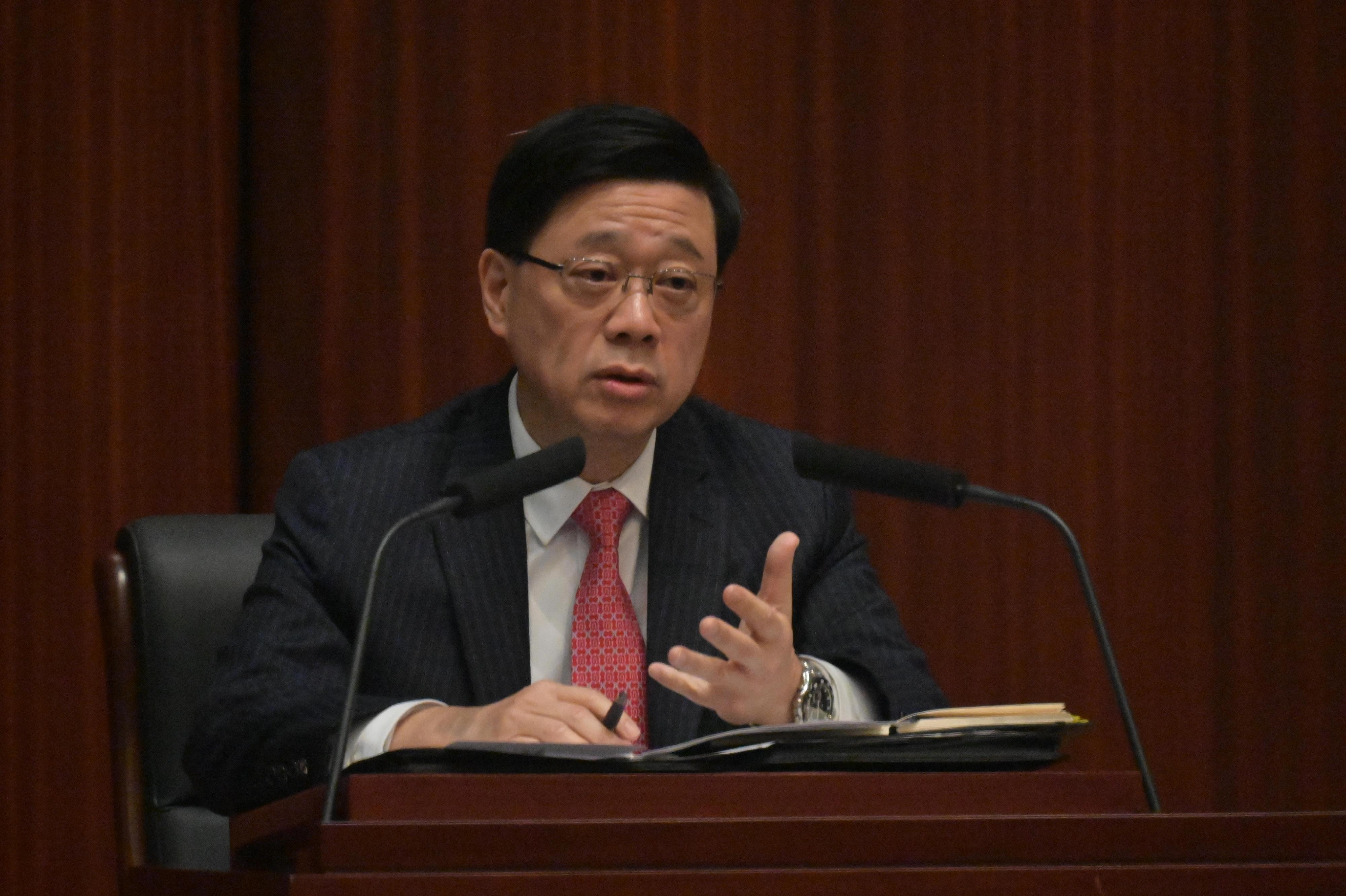 行政长官李家超今日（一月二十五日）在立法会出席「行政长官互动交流答问会」。