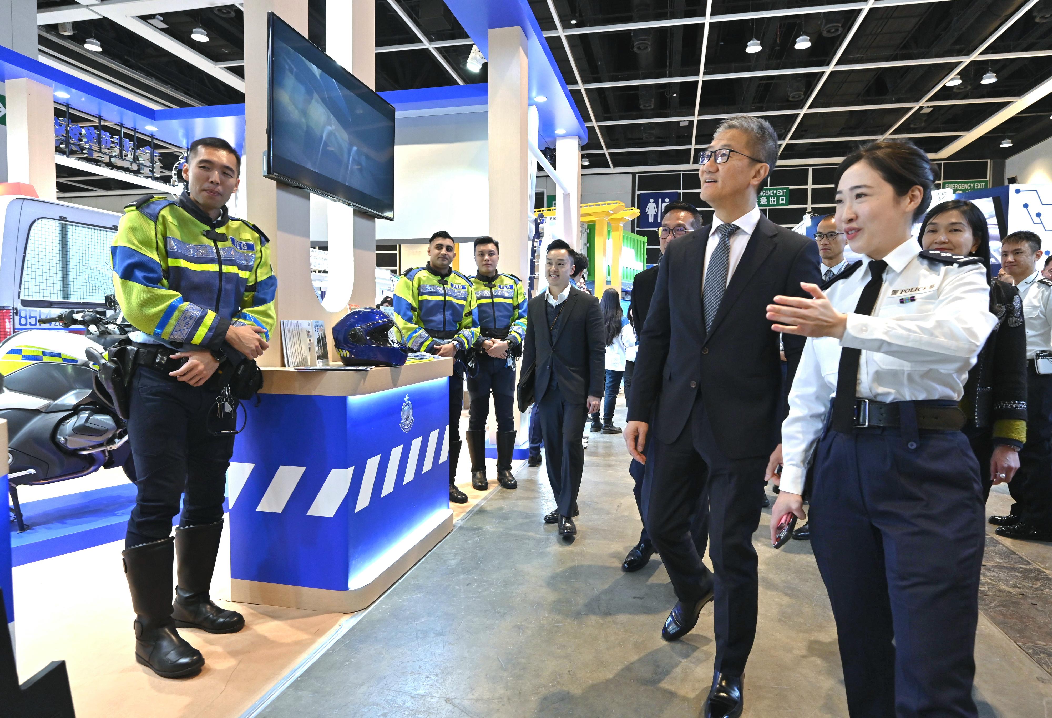警務處處長蕭澤頤（前排右二）參觀警隊攤位，並聽取招募組人員介紹招募工作。