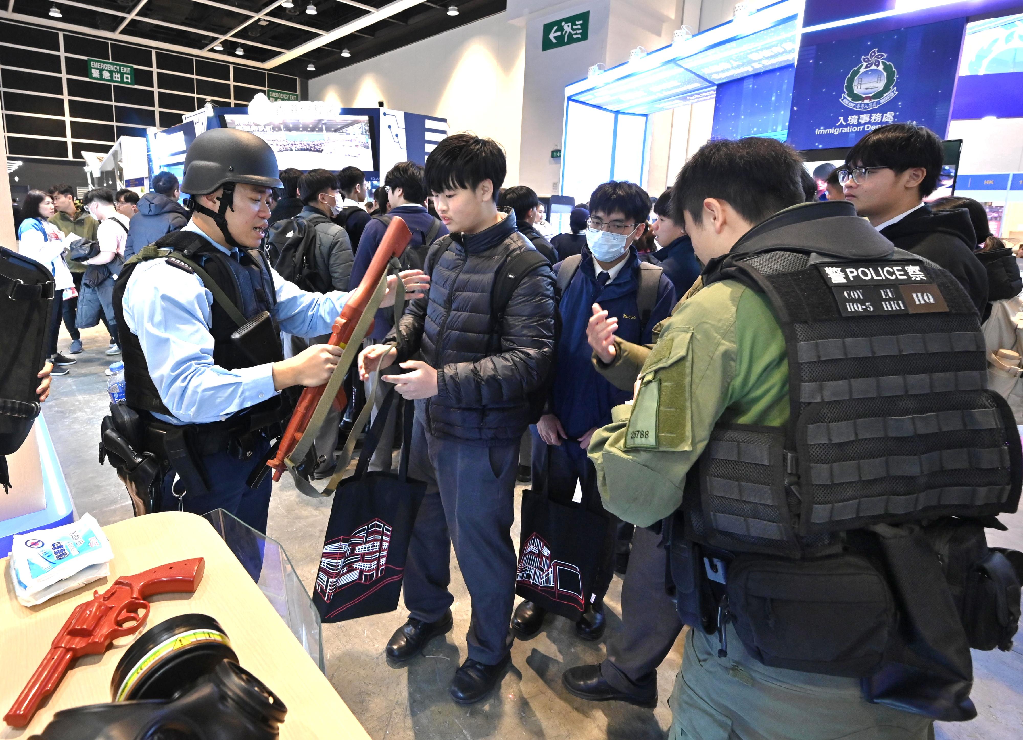 The Hong Kong Police Force introduces its work and provides recruitment information to visitors at the Education and Careers Expo 2024 for four consecutive days from today (January 25). Photo shows Emergency Unit officers briefing visitors on their areas of work and equipment.