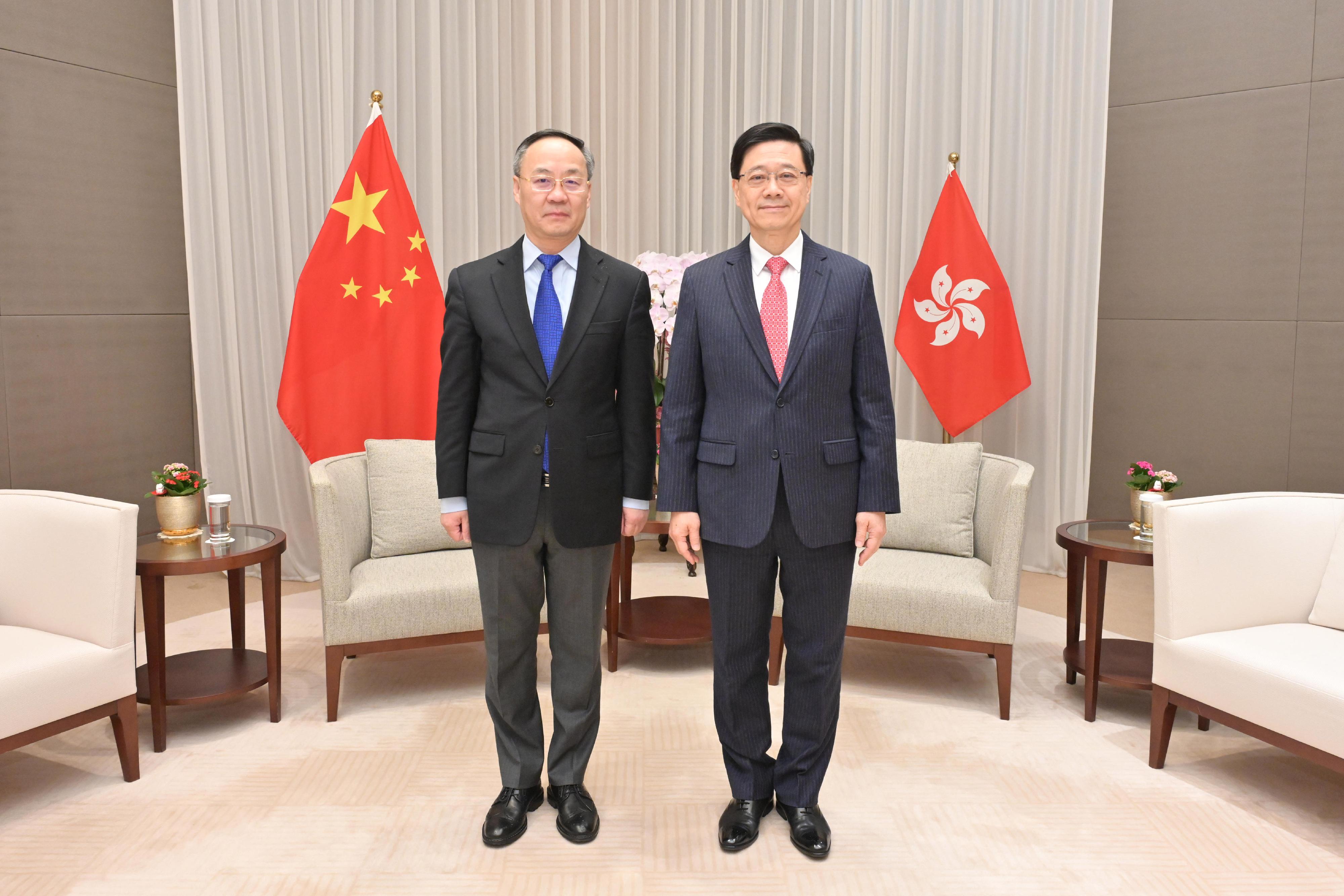 The Chief Executive, Mr John Lee (right), meets the Minister of the National Financial Regulatory Administration, Mr Li Yunze (left), today (January 25).